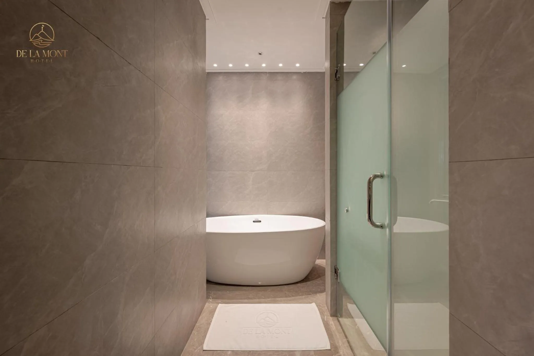 Shower in De La Mont Hotel Ha Giang