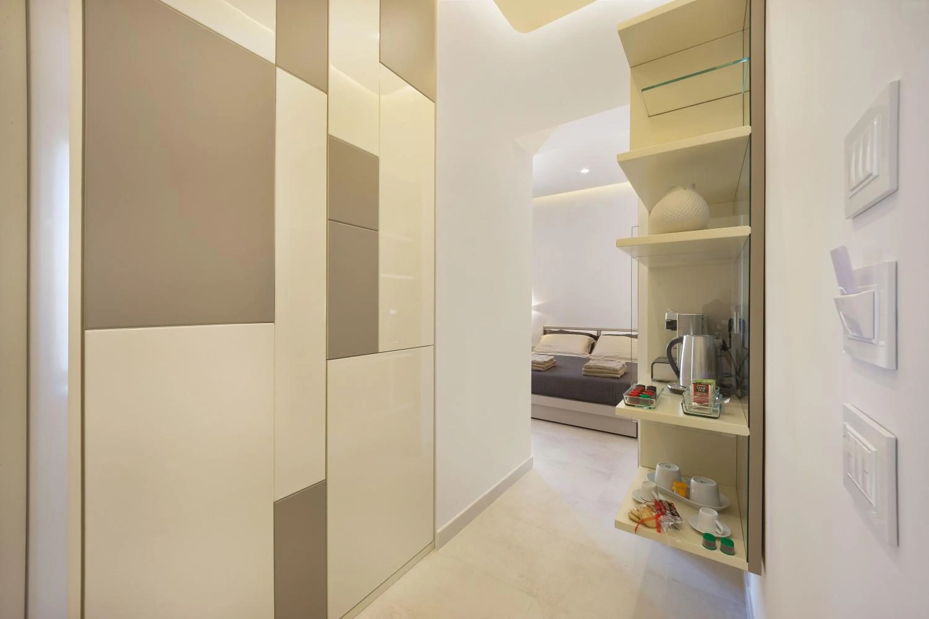 Coffee/tea facilities, Bed in Estate4home - Surreo Luxury B&b