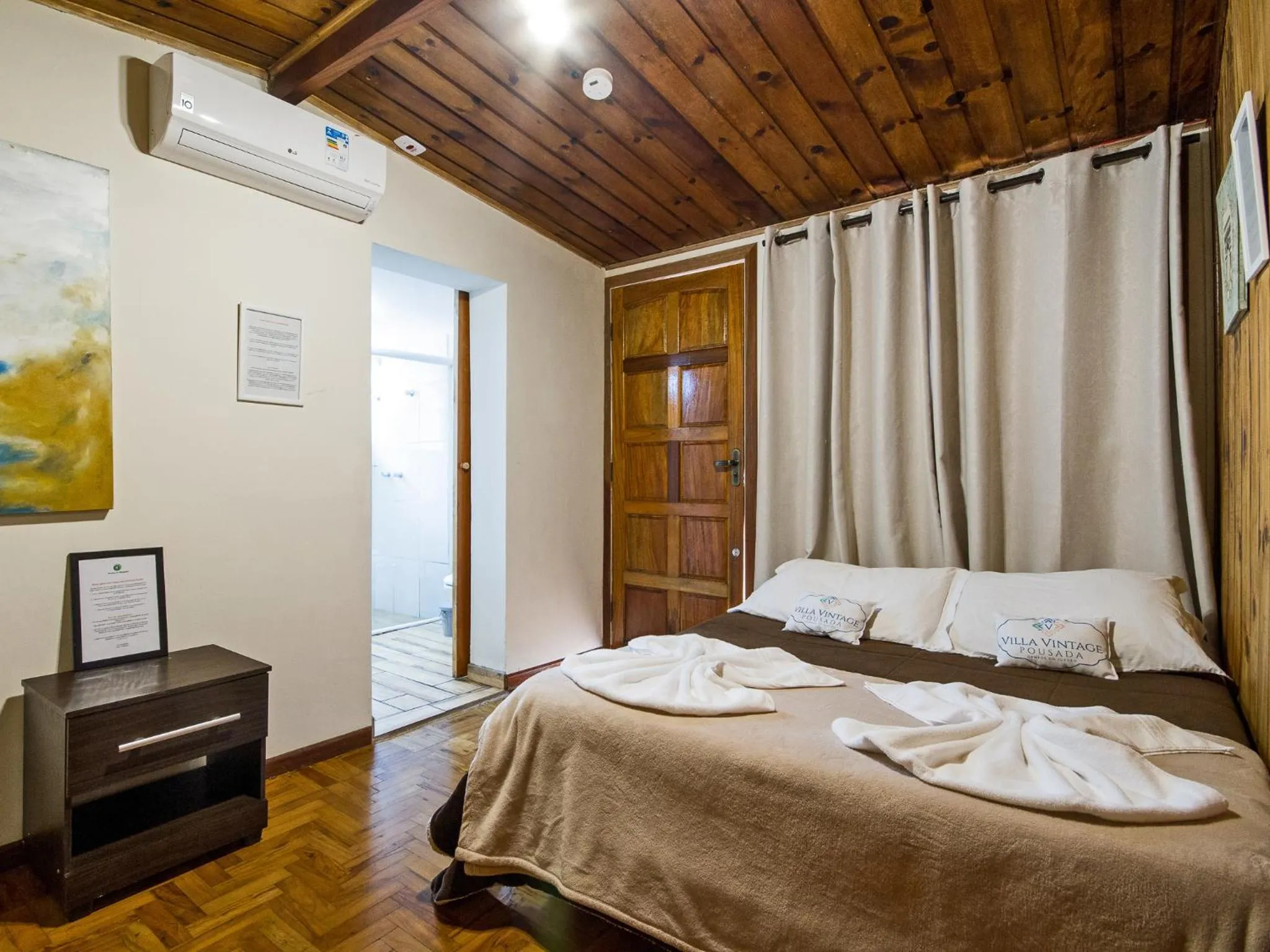 Photo of the whole room, Bed in Villa Vintage Campos - Piscina e opções de suites com hidromassagem