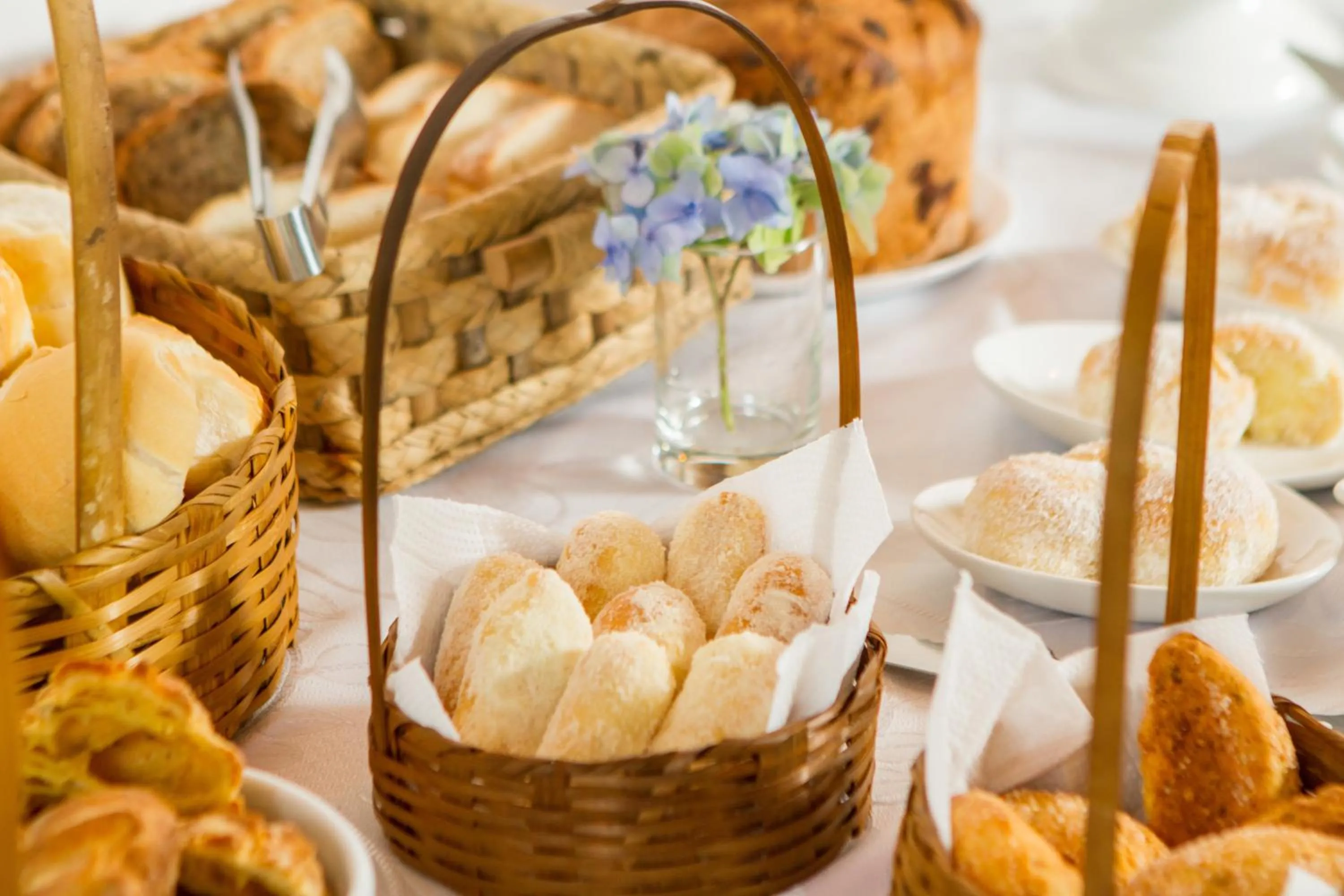 Buffet breakfast in Villa Vintage Campos - Piscina e opções de suites com hidromassagem