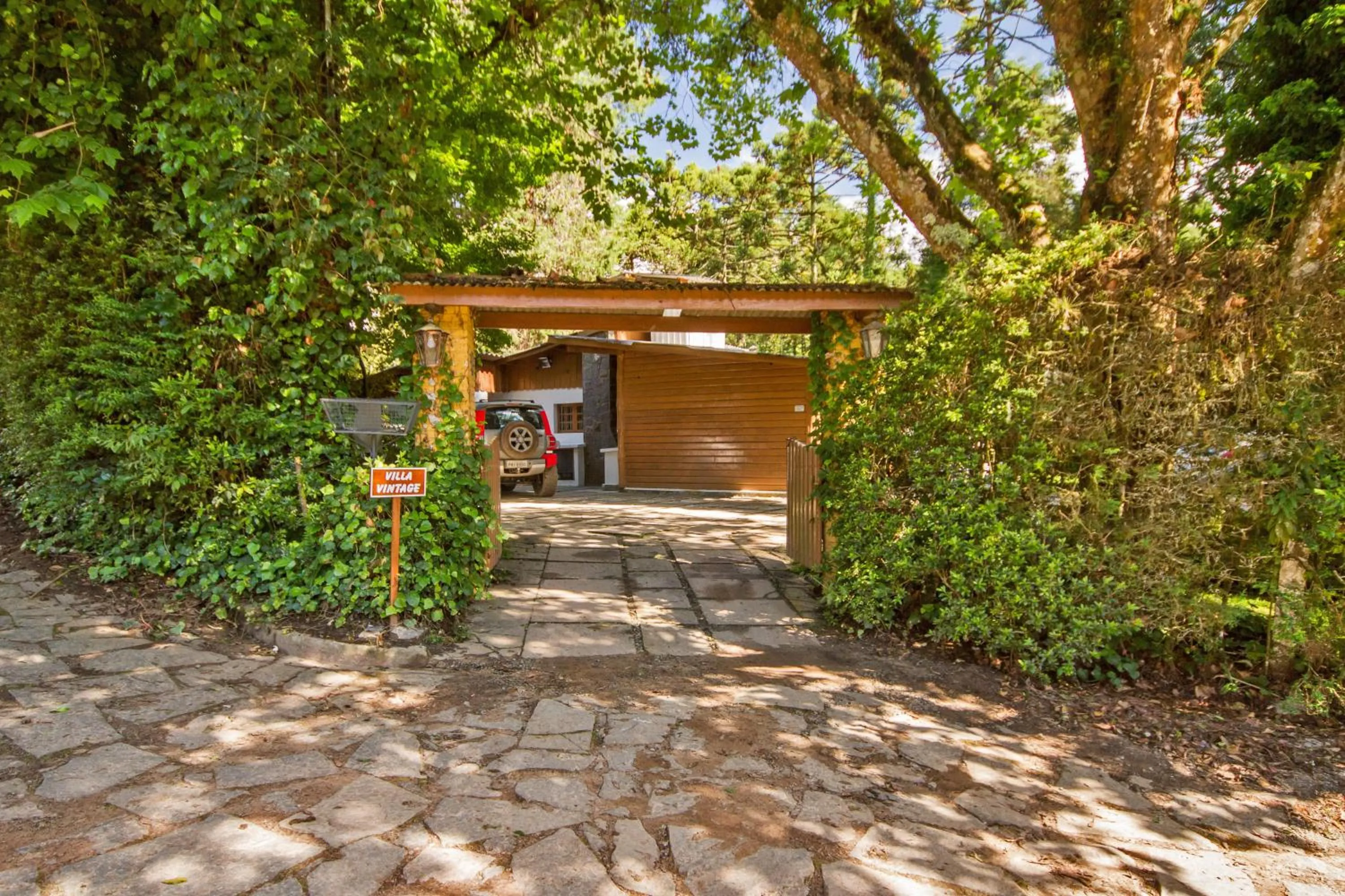 Facade/entrance in Villa Vintage Campos - Piscina e opções de suites com hidromassagem