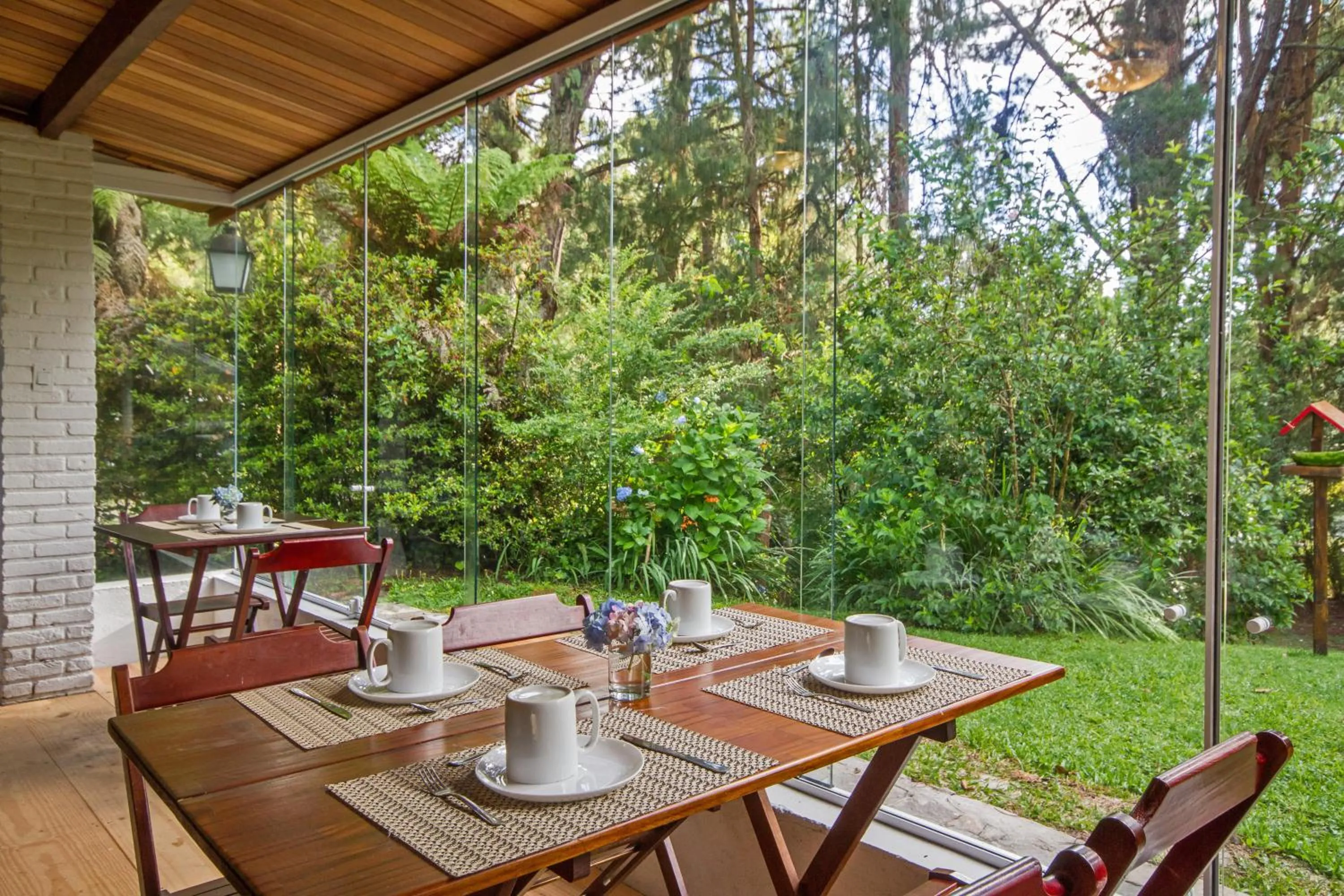 Communal lounge/ TV room in Villa Vintage Campos - Piscina e opções de suites com hidromassagem