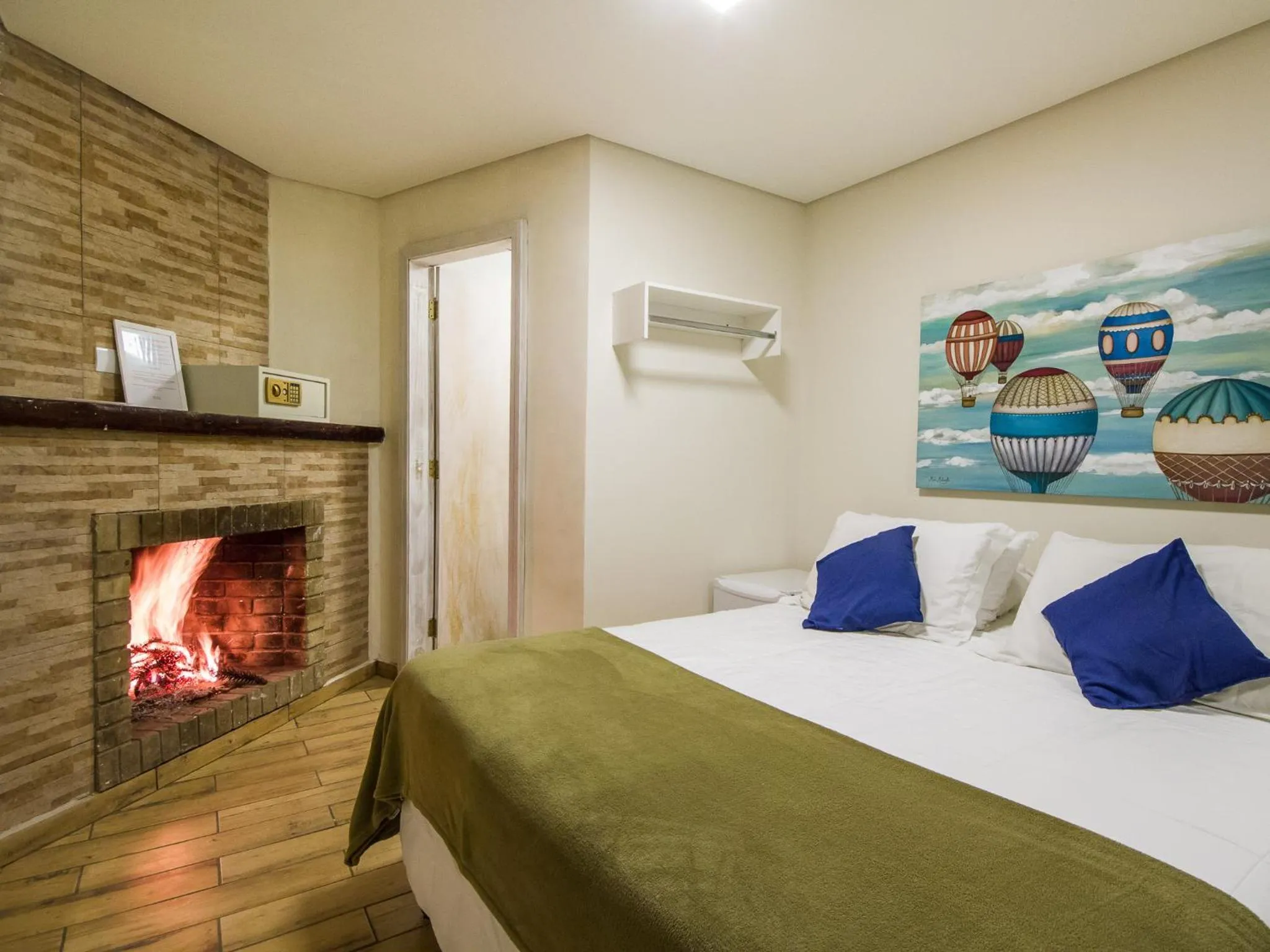 Bedroom, Bed in Villa Vintage Campos - Piscina e opções de suites com hidromassagem