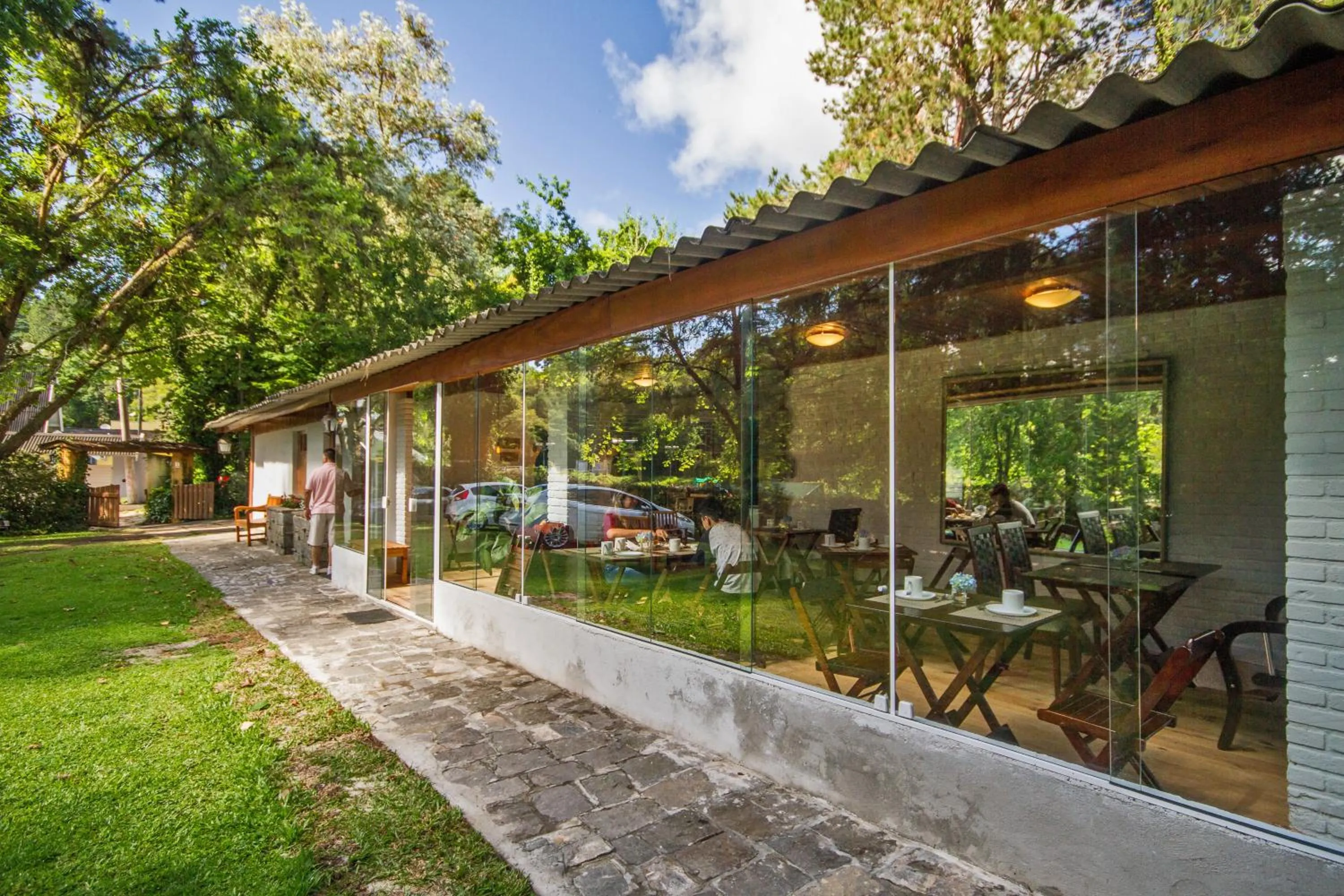 Facade/entrance in Villa Vintage Campos - Piscina e opções de suites com hidromassagem