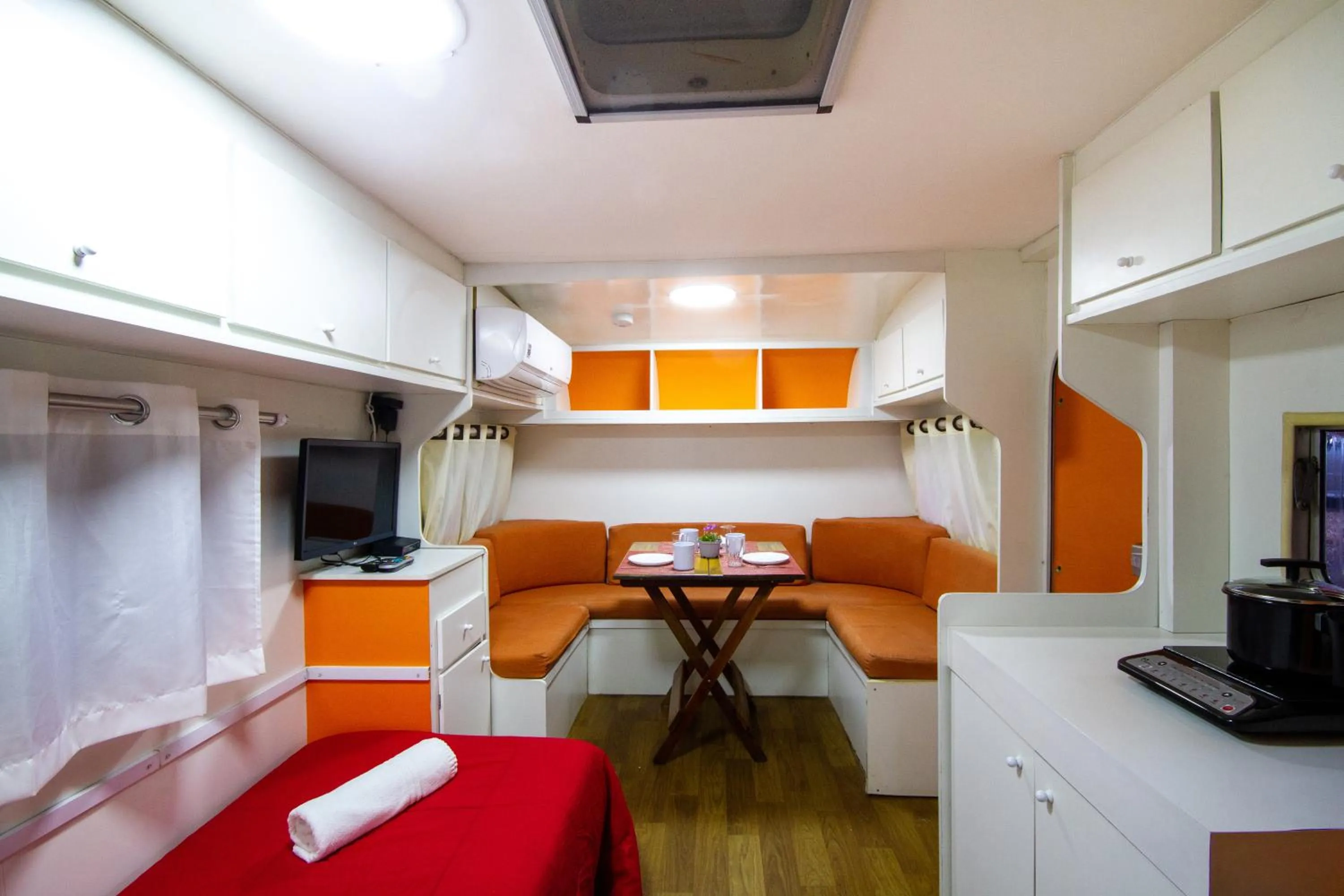 Kitchen or kitchenette, Bed in Villa Vintage Campos - Piscina e opções de suites com hidromassagem