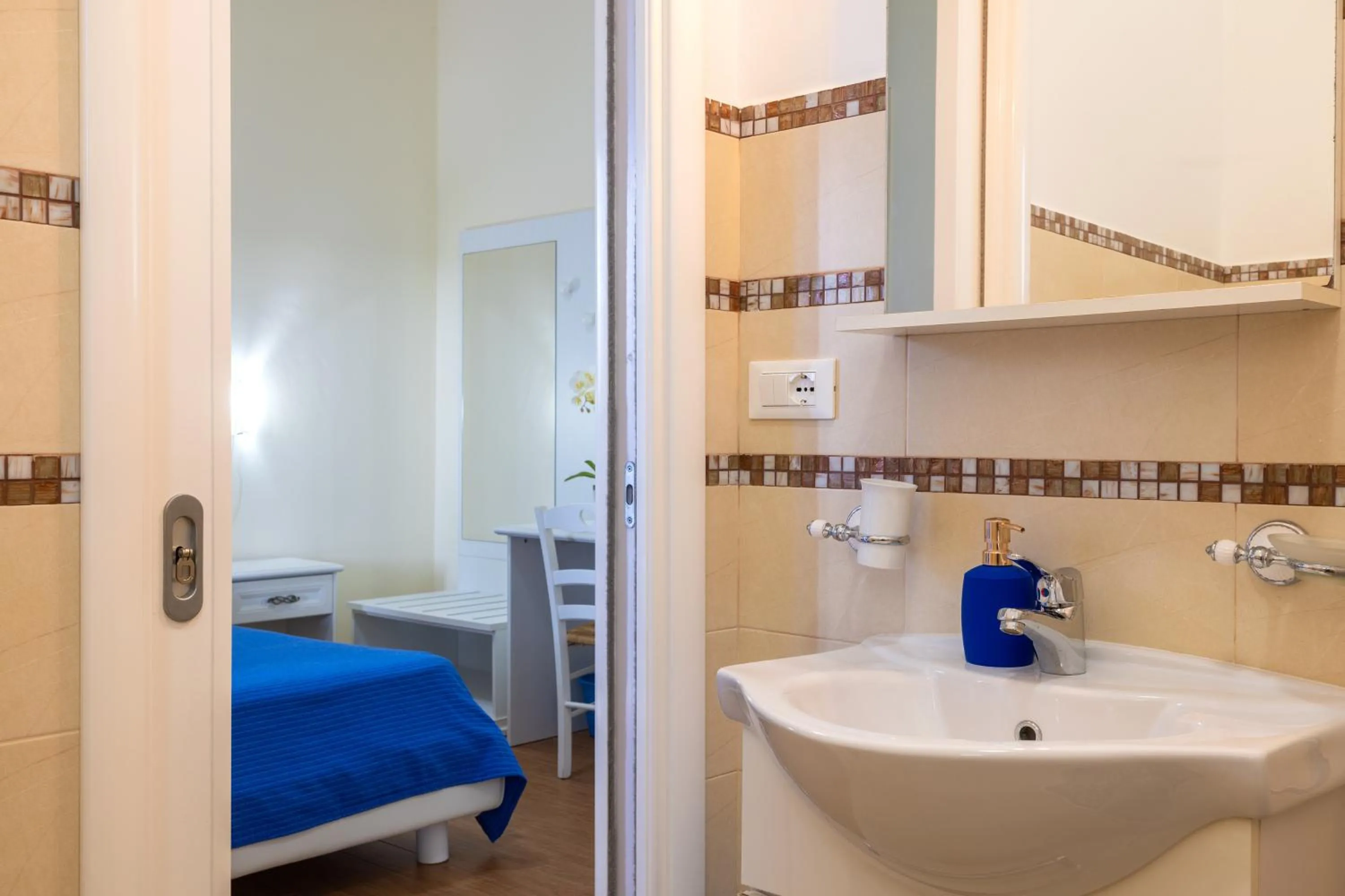 Bathroom, Bed in Aura Solis B&B
