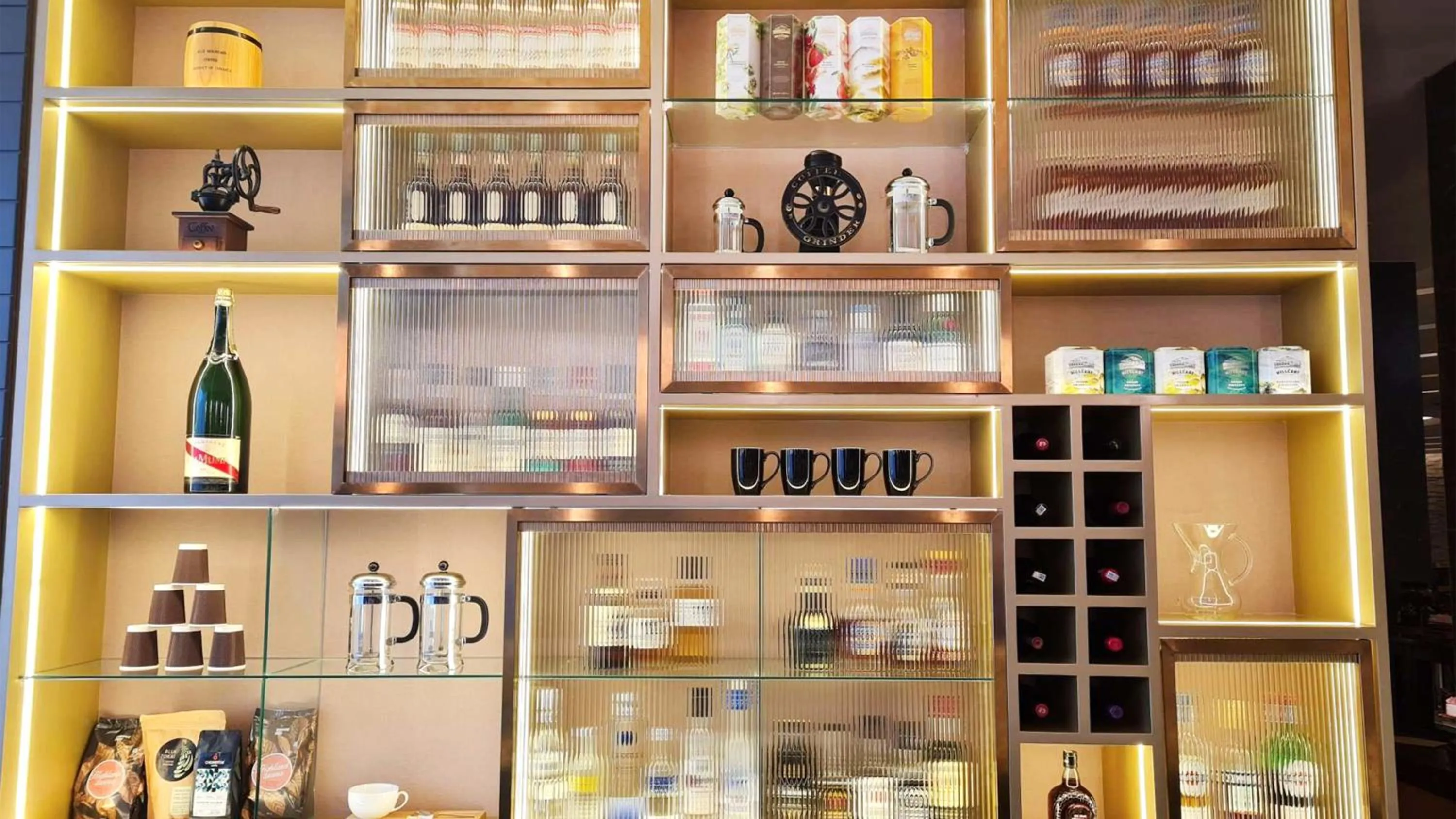 Lounge or bar in InterContinental Jaipur Tonk Road by IHG