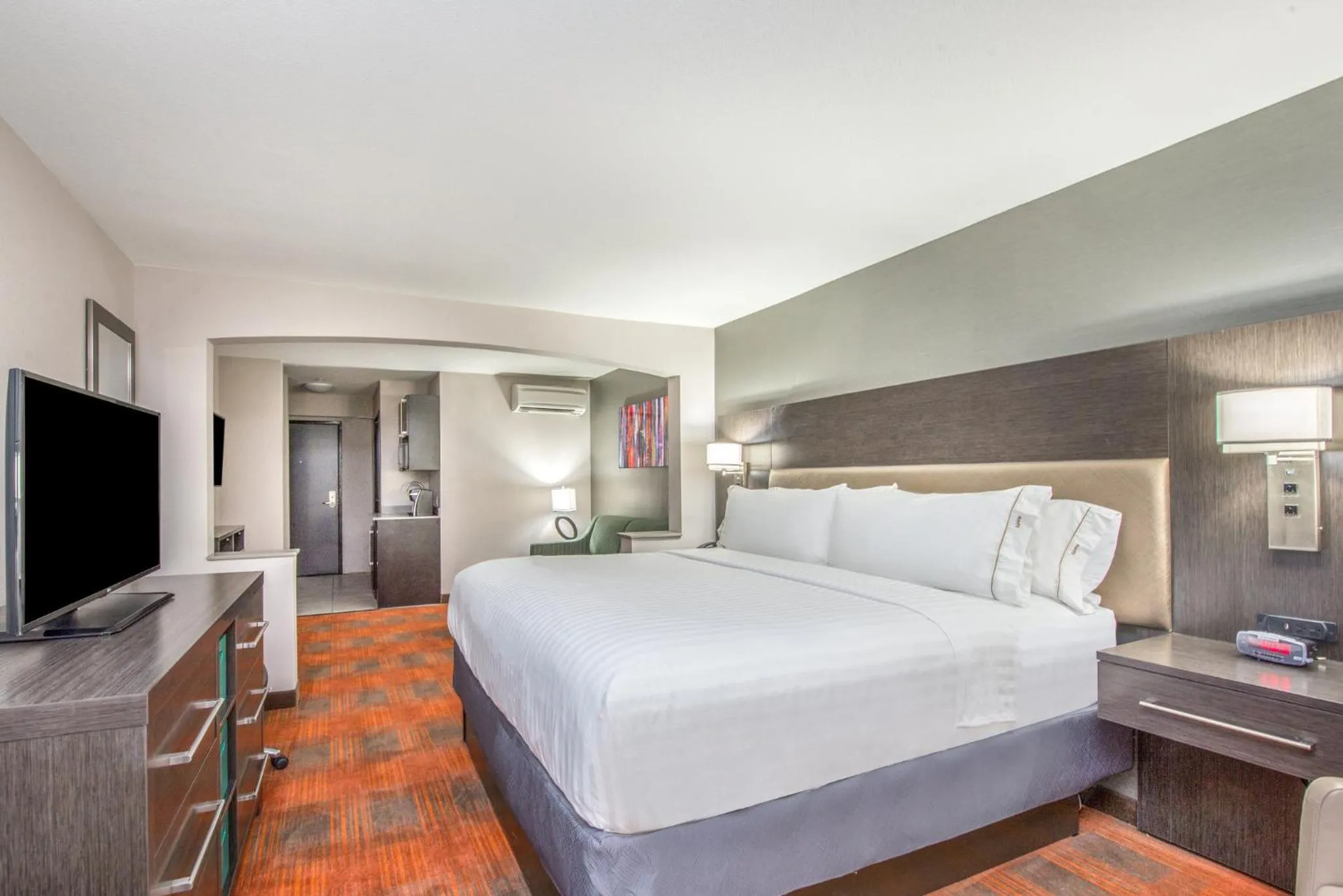 Photo of the whole room, Bed in Holiday Inn Express Shawnee by IHG