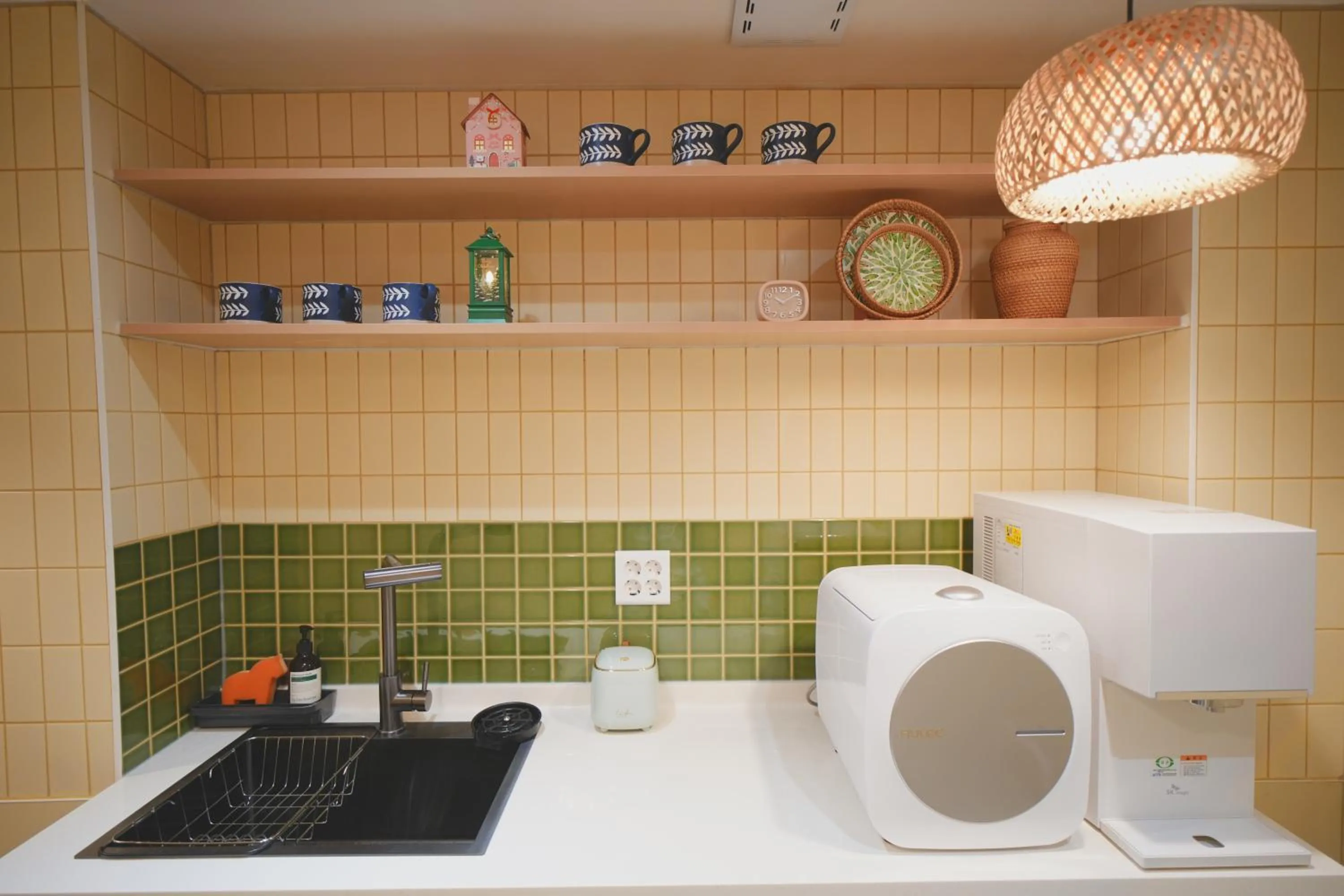 Communal kitchen in Stay Hello Hongdae Sinchon