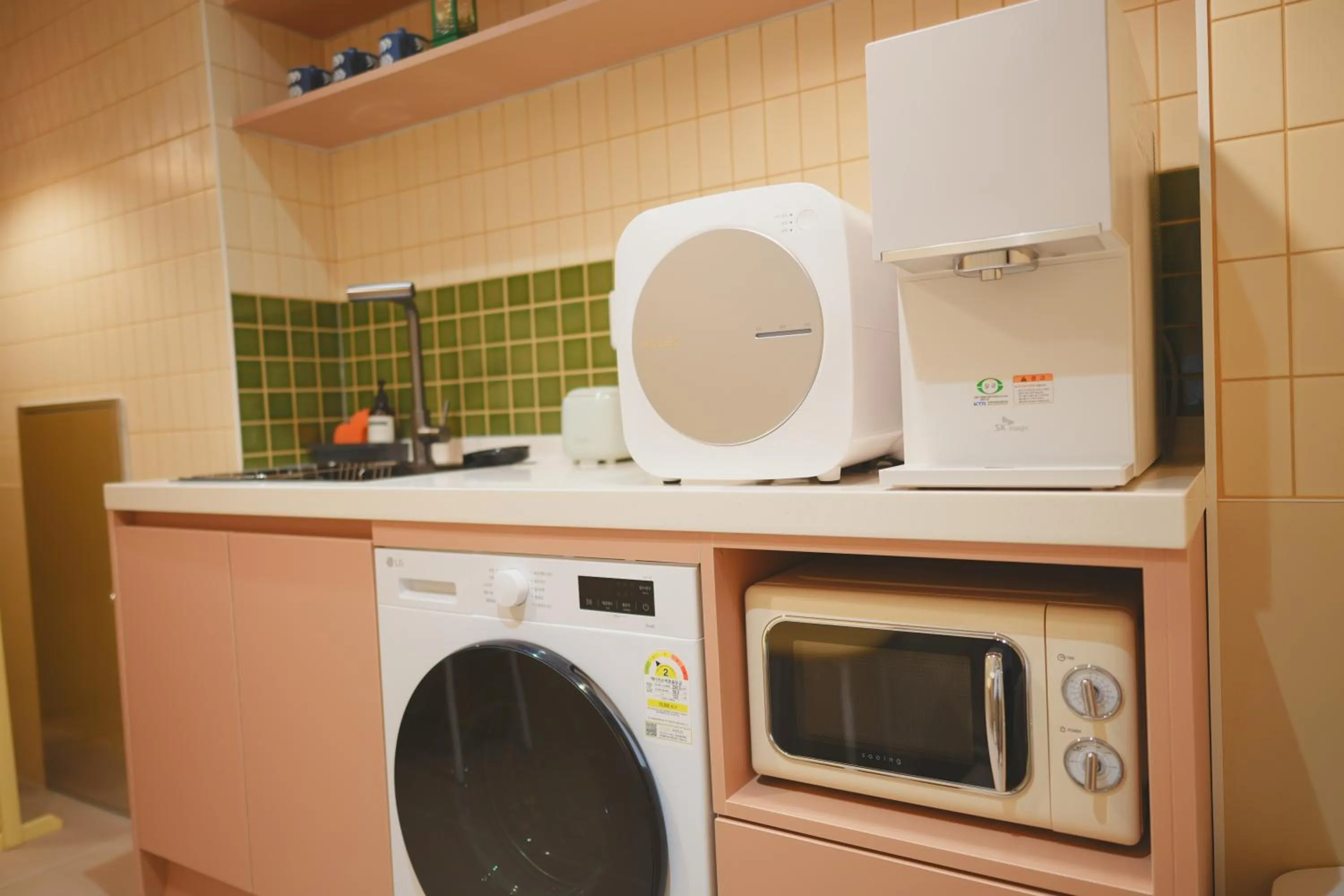 Communal kitchen in Stay Hello Hongdae Sinchon