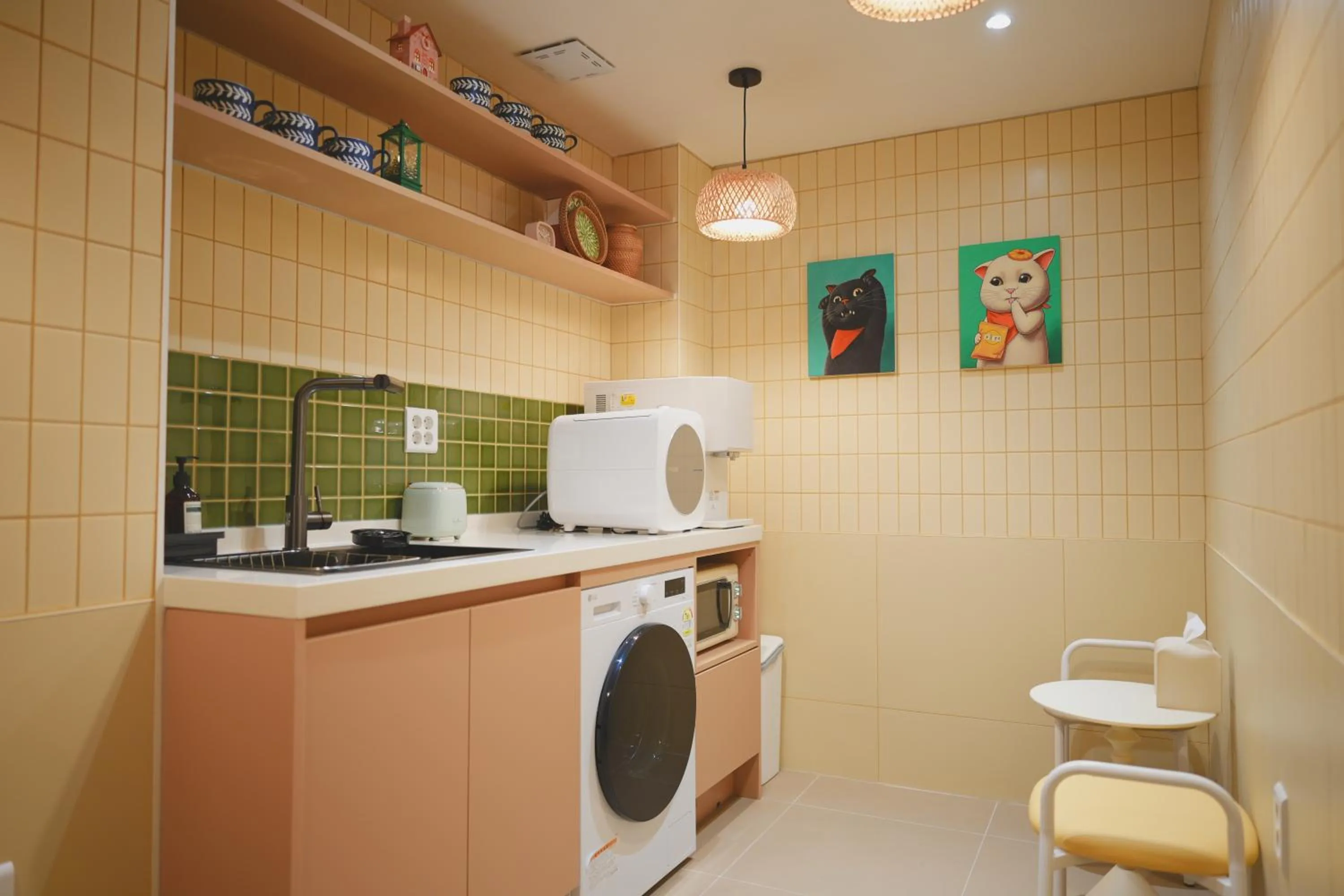 Communal kitchen in Stay Hello Hongdae Sinchon