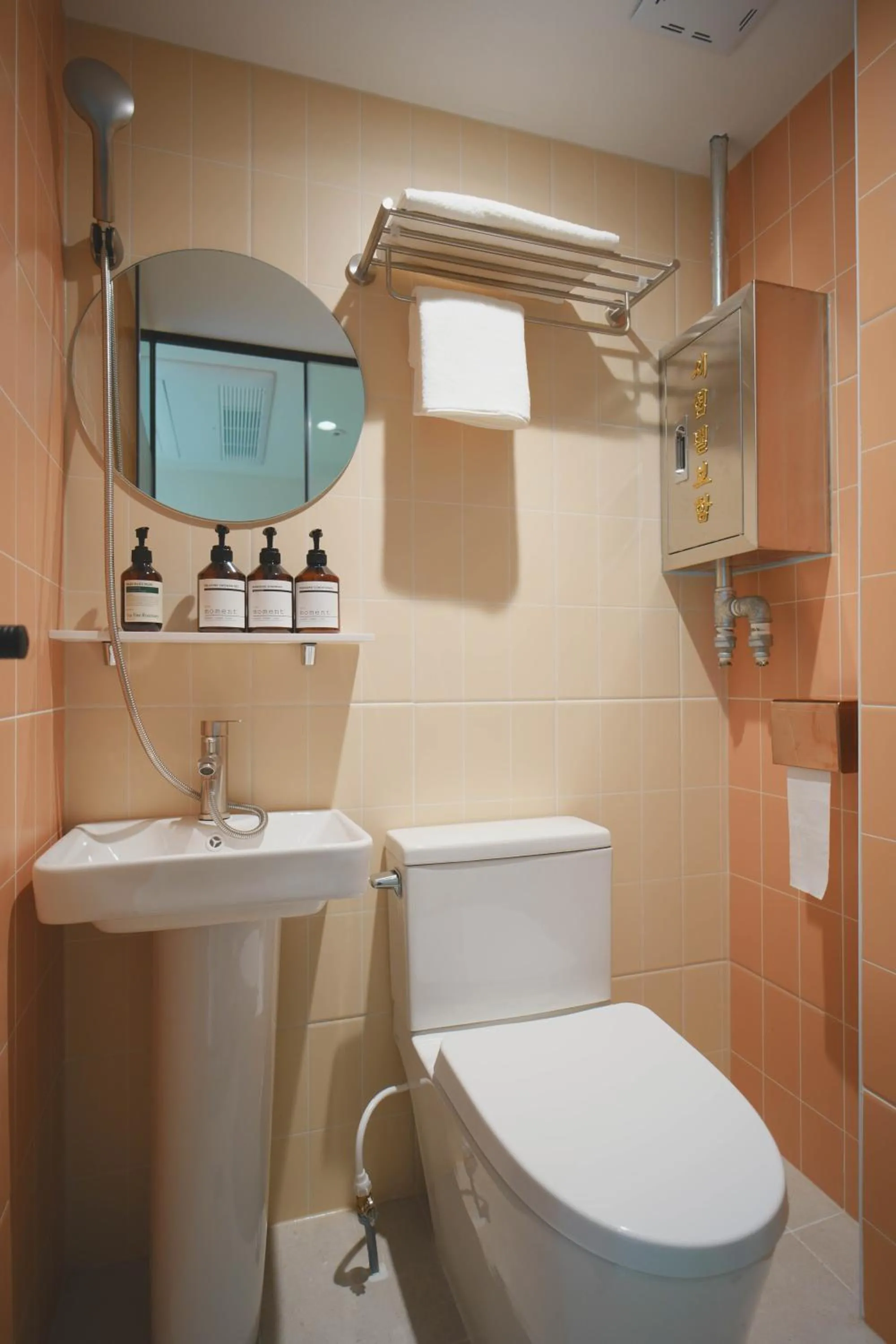 Shower in Stay Hello Hongdae Sinchon