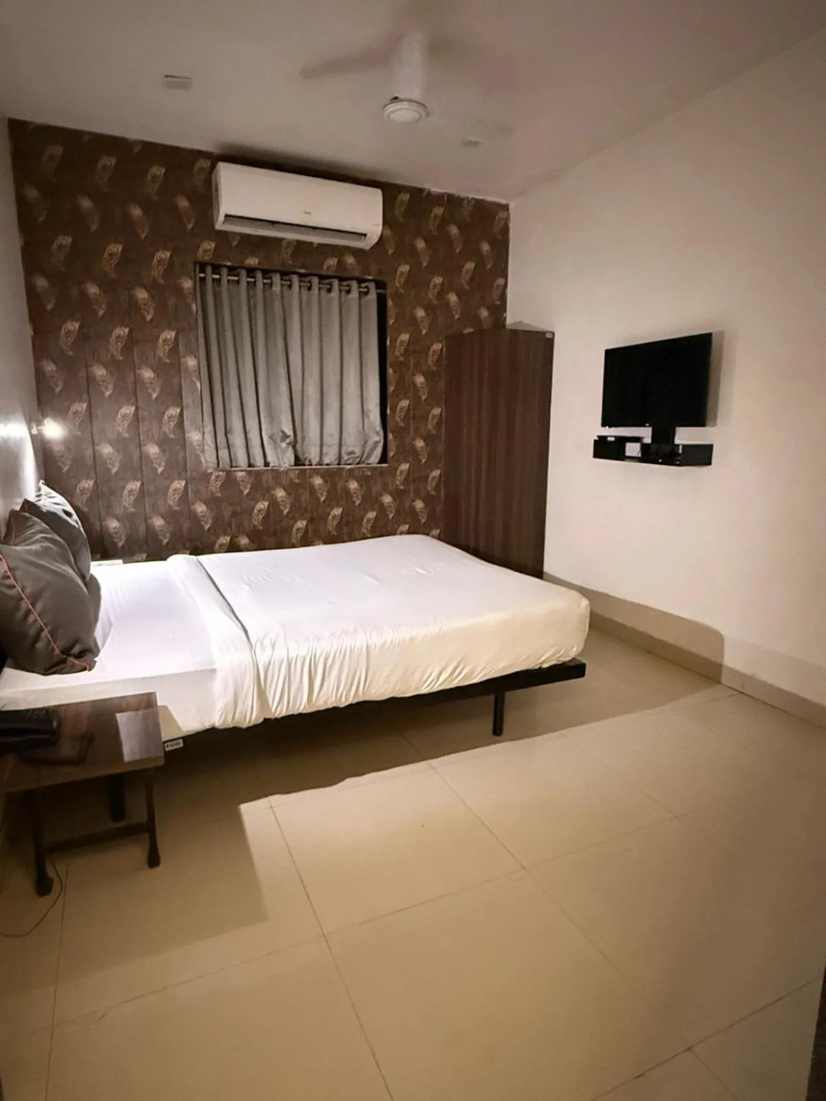 Bed in Hotel Lotus