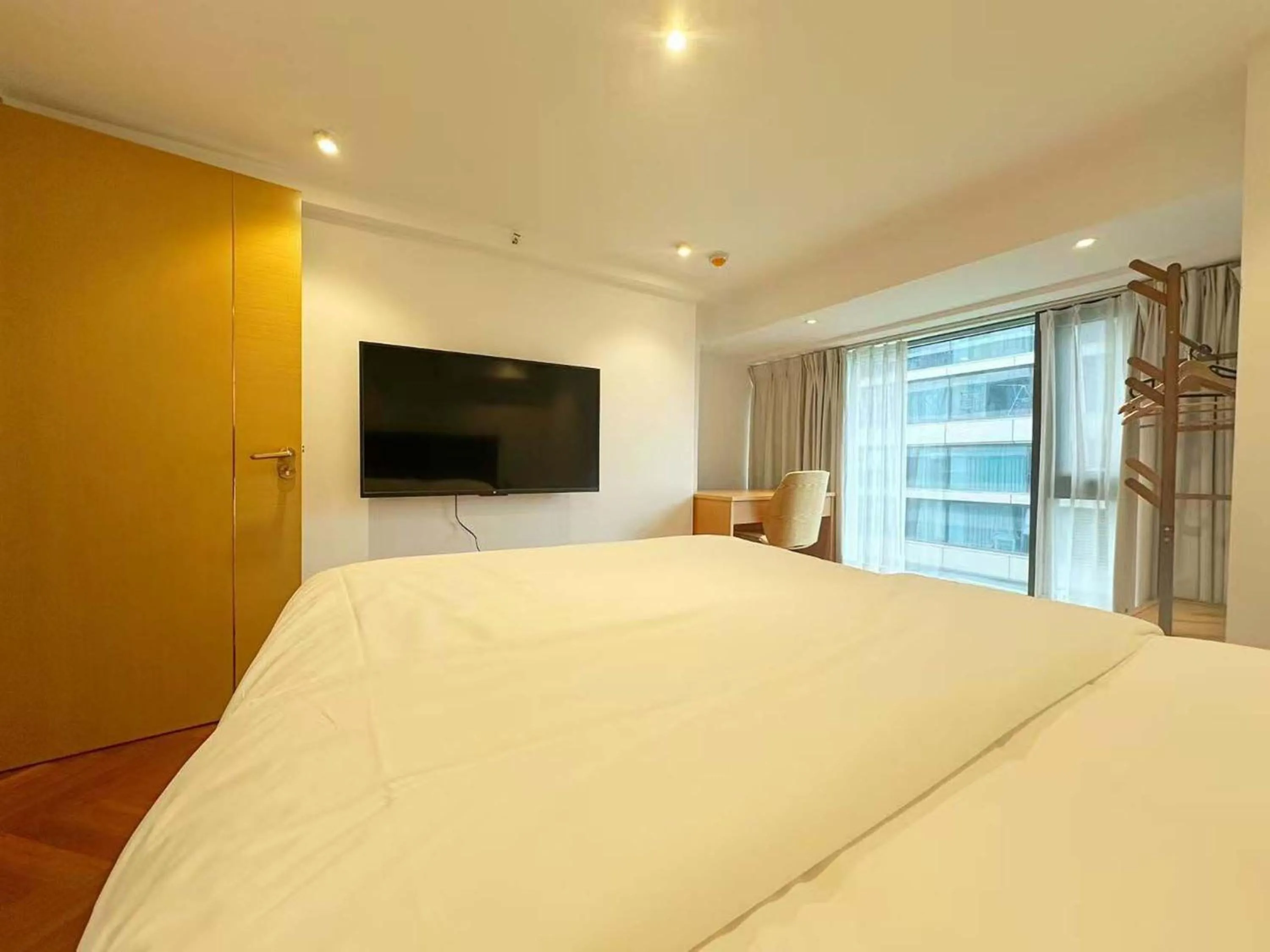 Communal lounge/ TV room, Bed in Hongqiao Aegean Sea LOFT Apartment