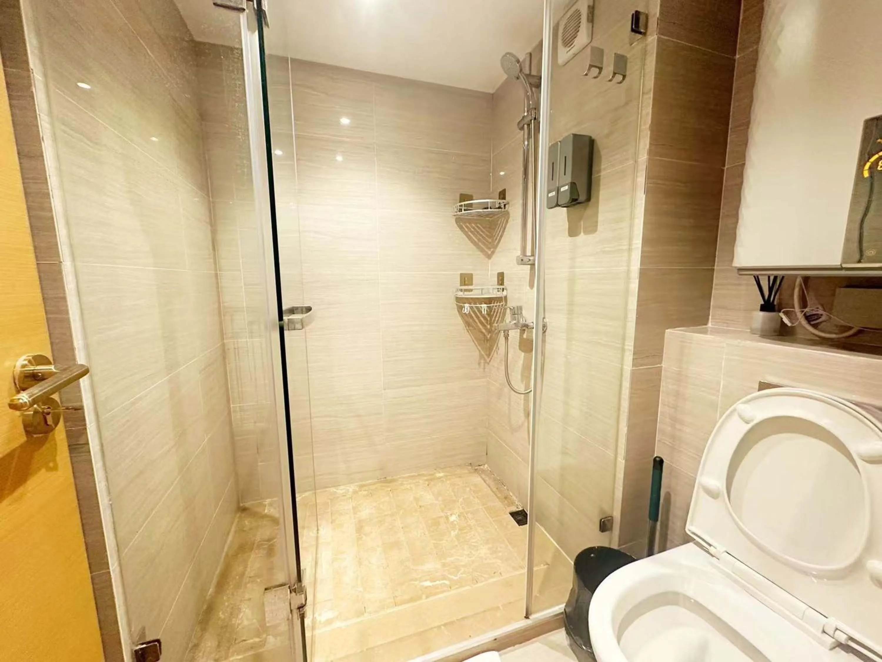 Shower in Hongqiao Aegean Sea LOFT Apartment