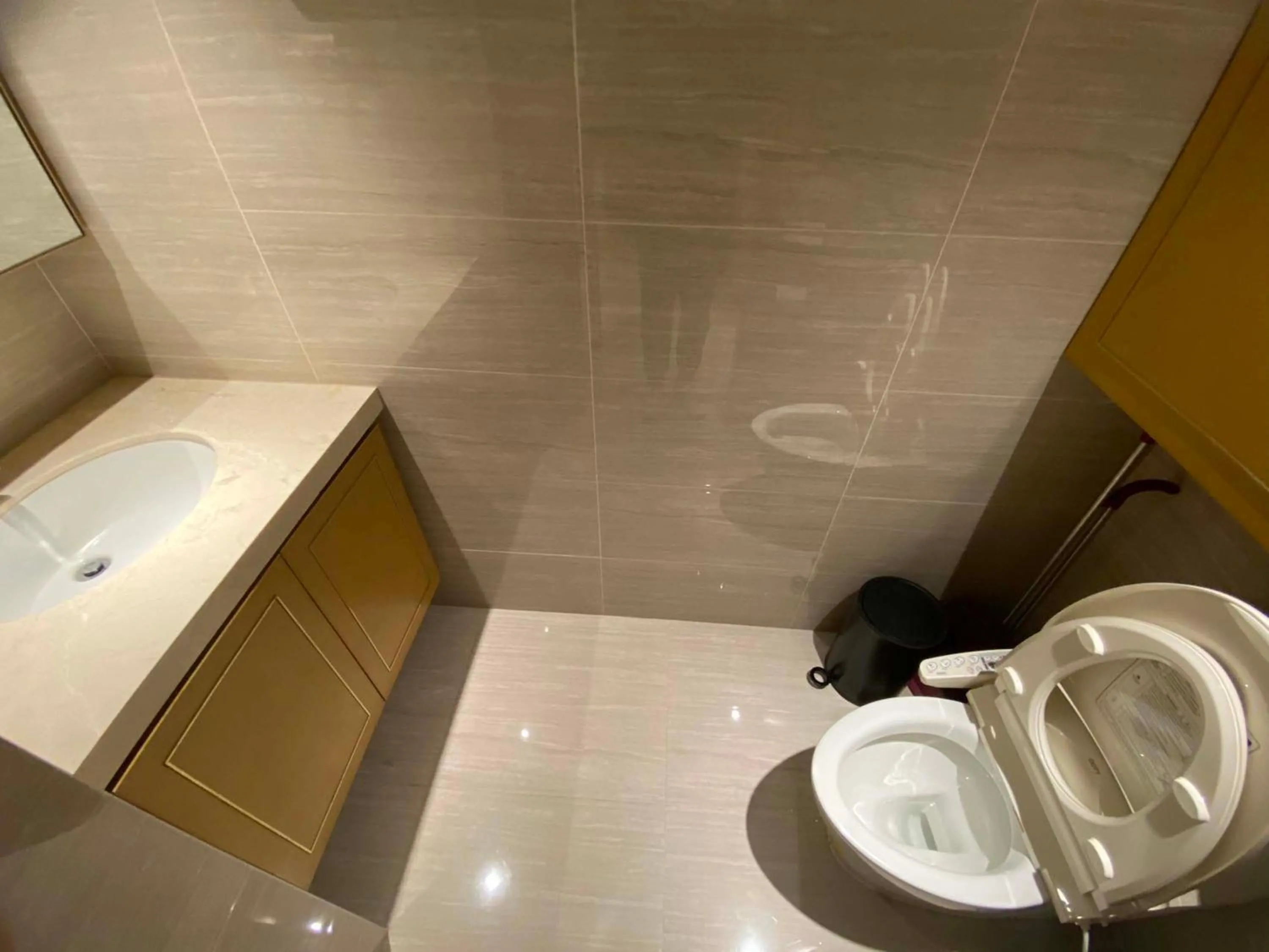 Shower in Hongqiao Aegean Sea LOFT Apartment