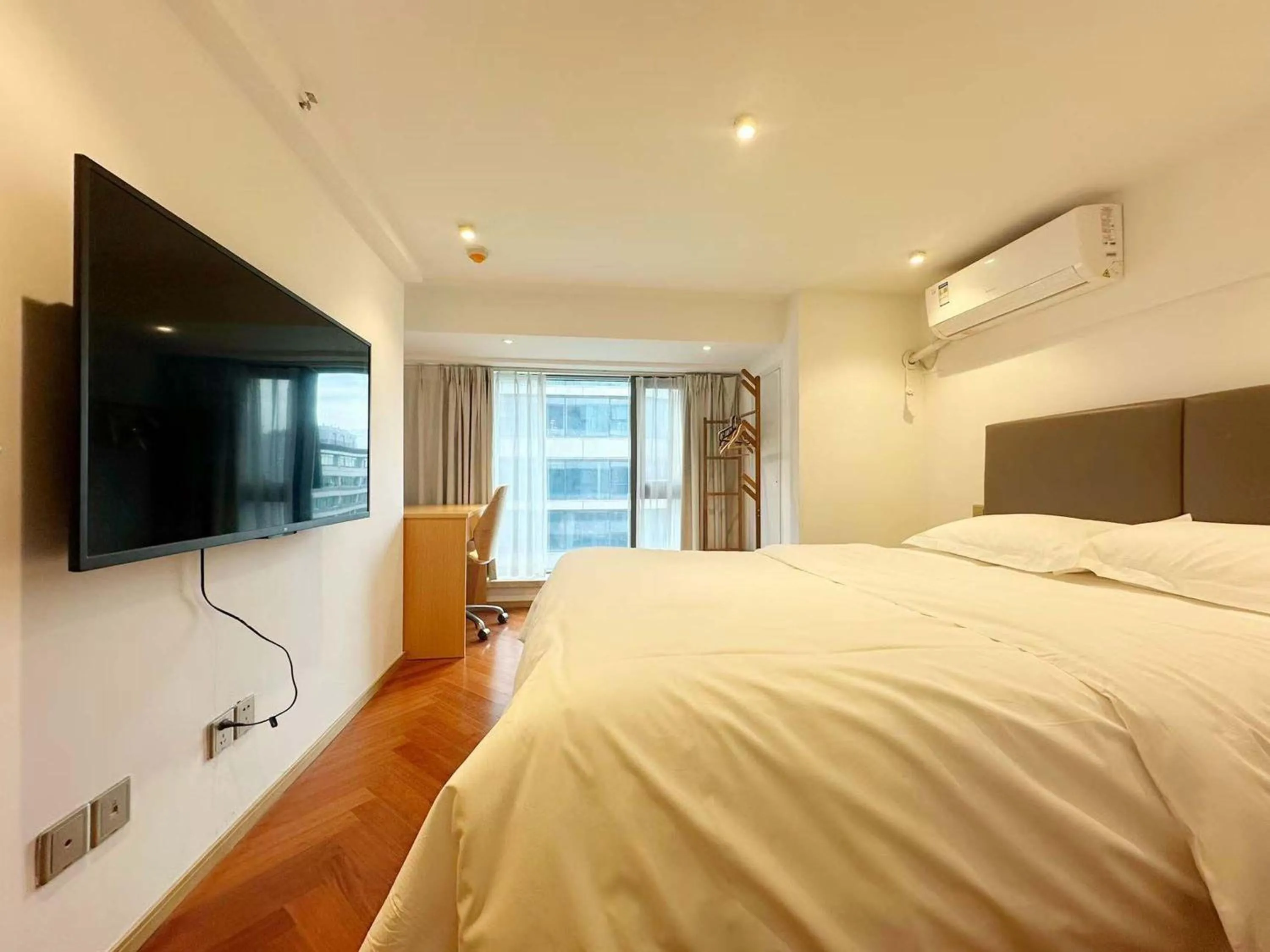 Photo of the whole room, Bed in Hongqiao Aegean Sea LOFT Apartment