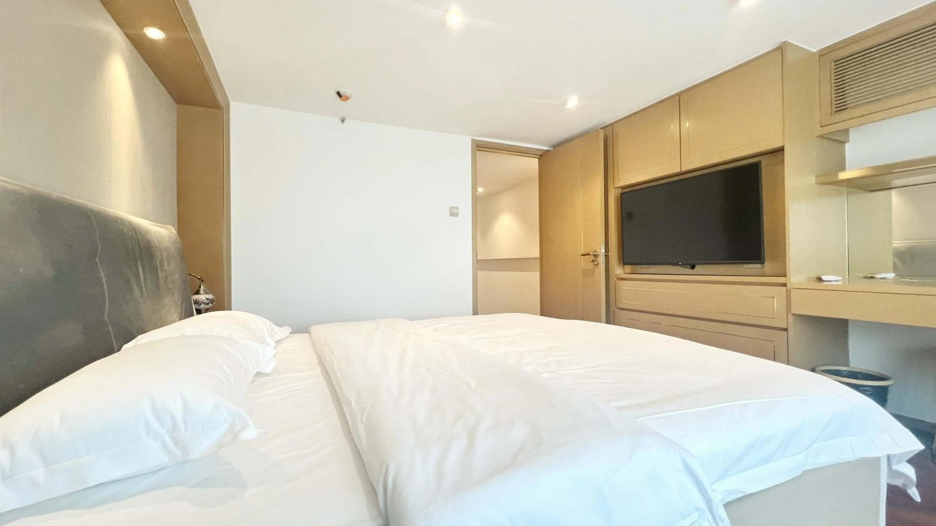 Bed in Hongqiao Aegean Sea LOFT Apartment