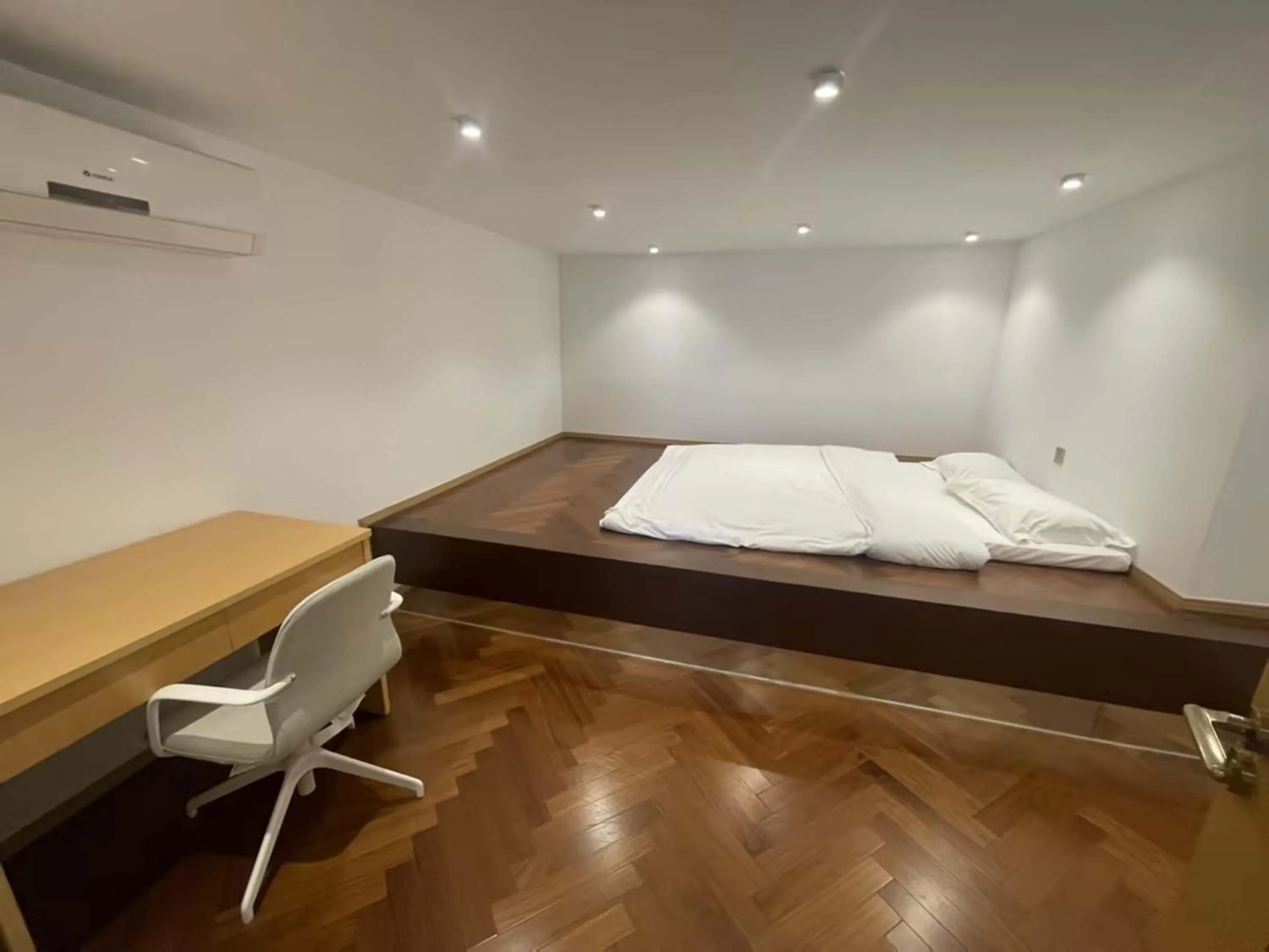 Photo of the whole room, Bed in Hongqiao Aegean Sea LOFT Apartment