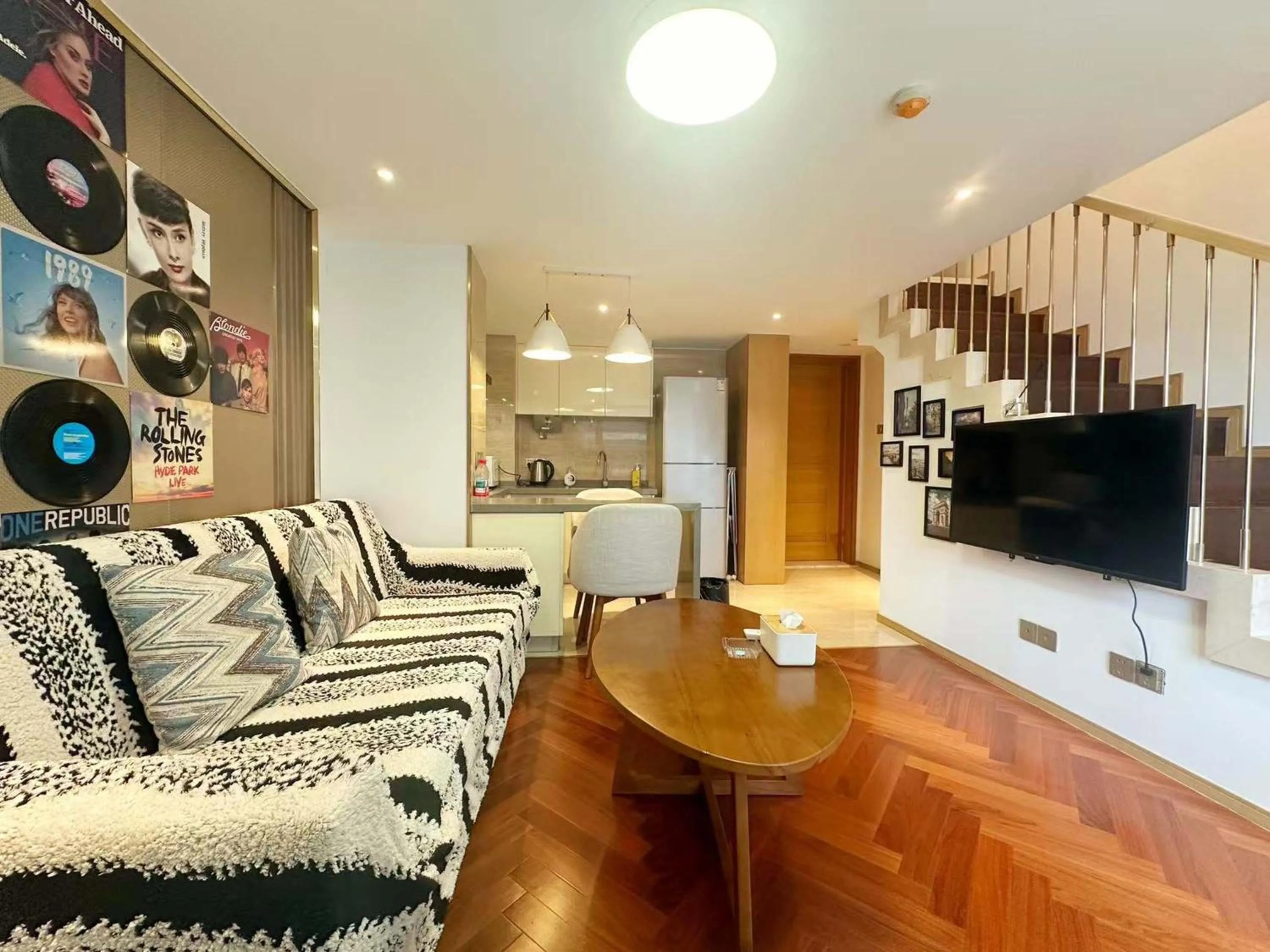TV and multimedia in Hongqiao Aegean Sea LOFT Apartment