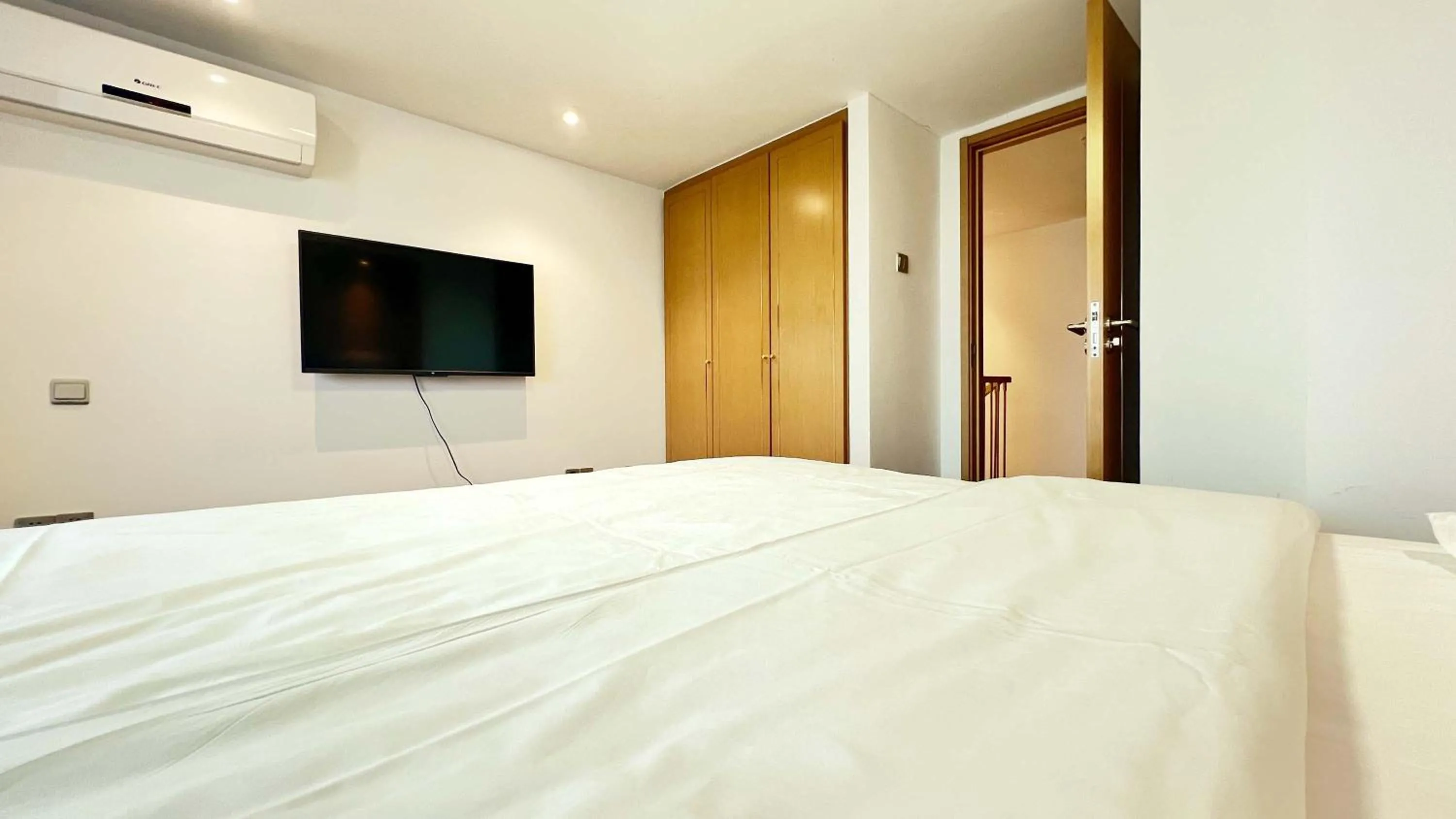 TV and multimedia, Bed in Hongqiao Aegean Sea LOFT Apartment