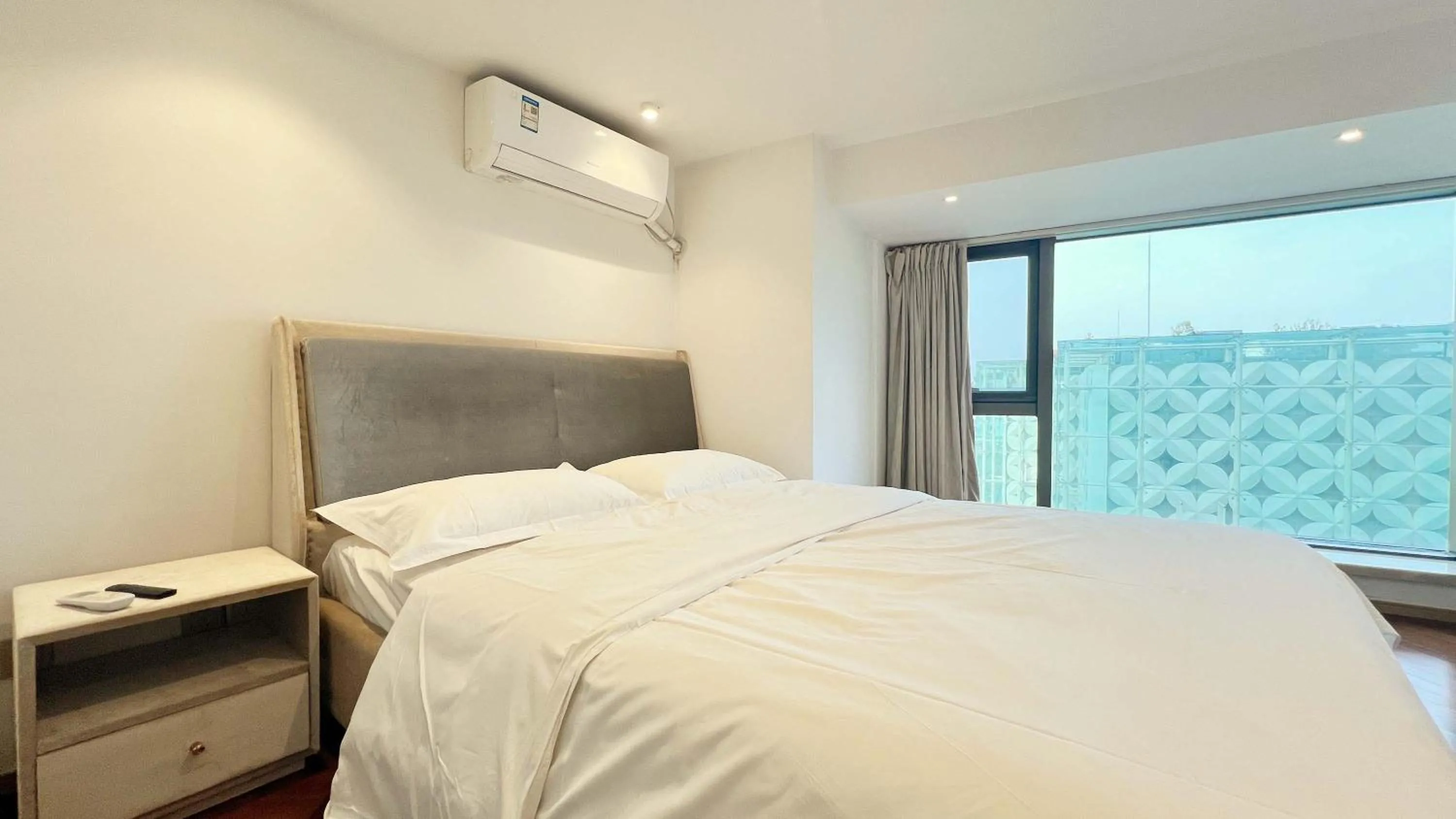 Photo of the whole room, Bed in Hongqiao Aegean Sea LOFT Apartment