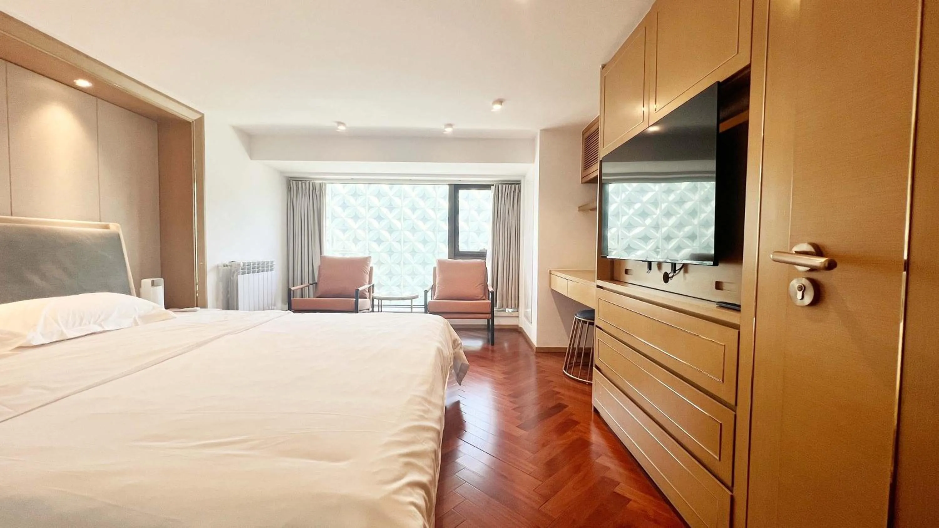 Photo of the whole room, Bed in Hongqiao Aegean Sea LOFT Apartment