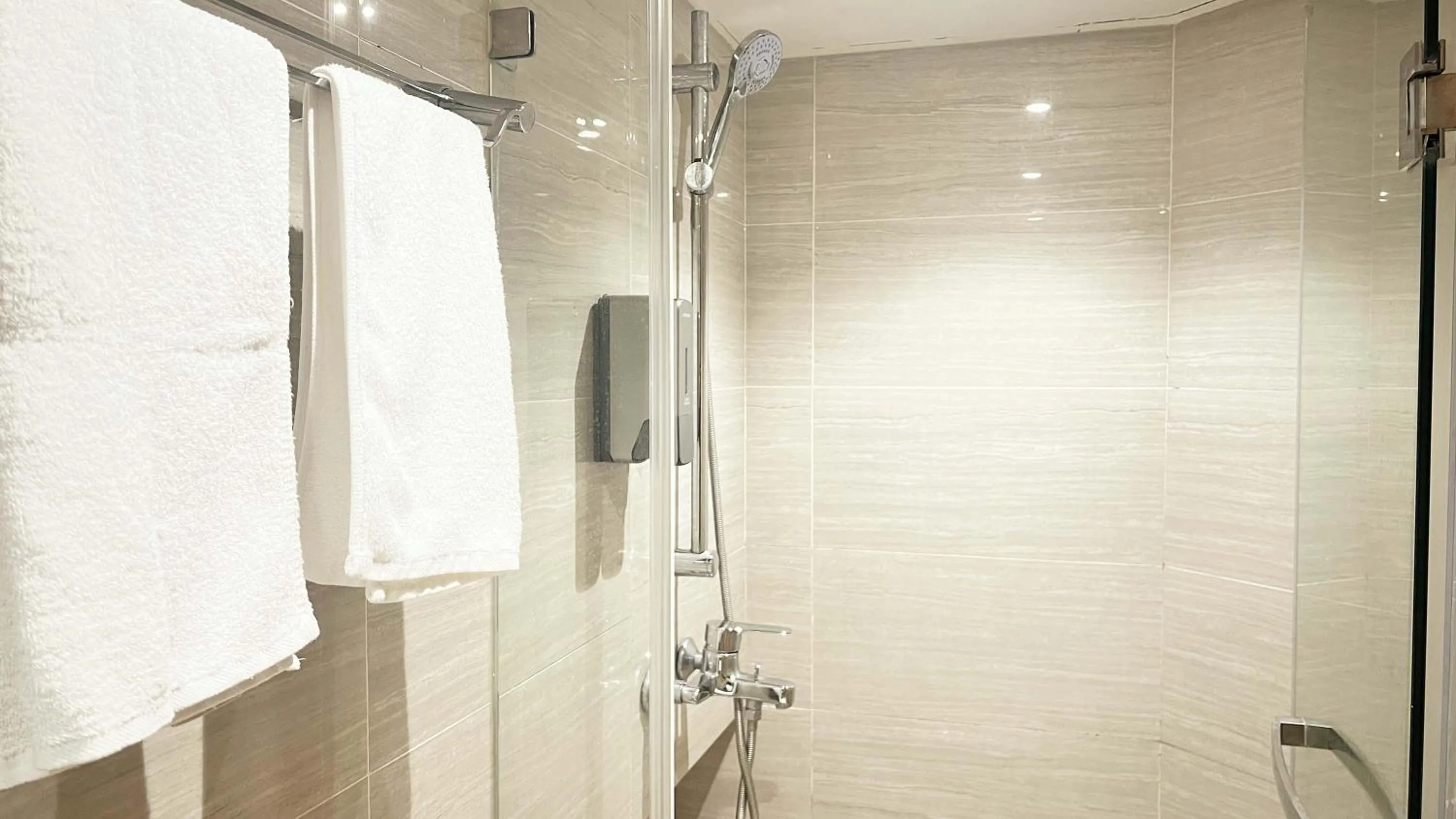 Shower in Hongqiao Aegean Sea LOFT Apartment