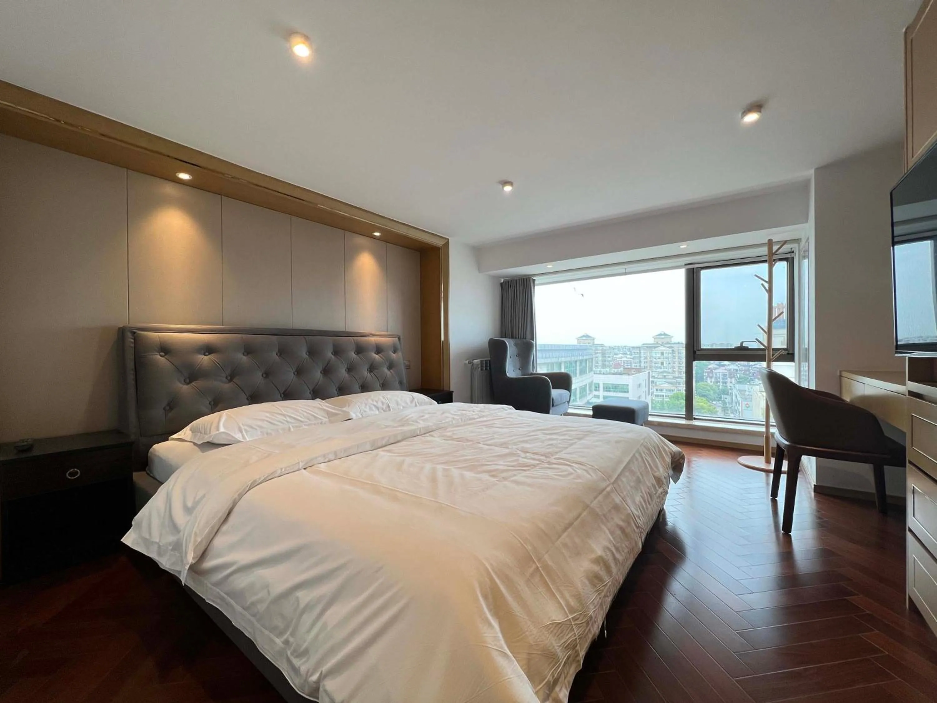 Photo of the whole room, Bed in Hongqiao Aegean Sea LOFT Apartment