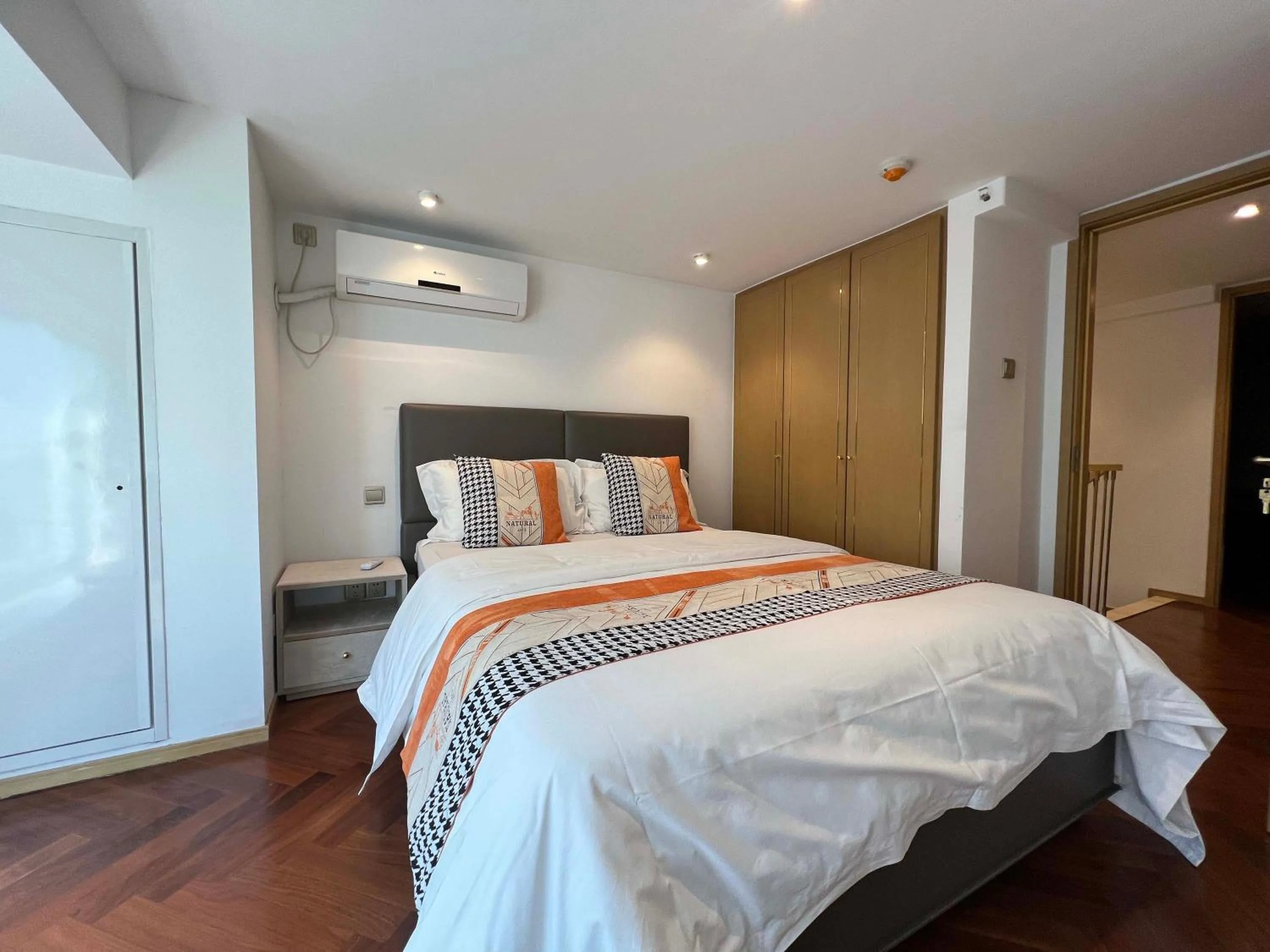 Photo of the whole room, Bed in Hongqiao Aegean Sea LOFT Apartment
