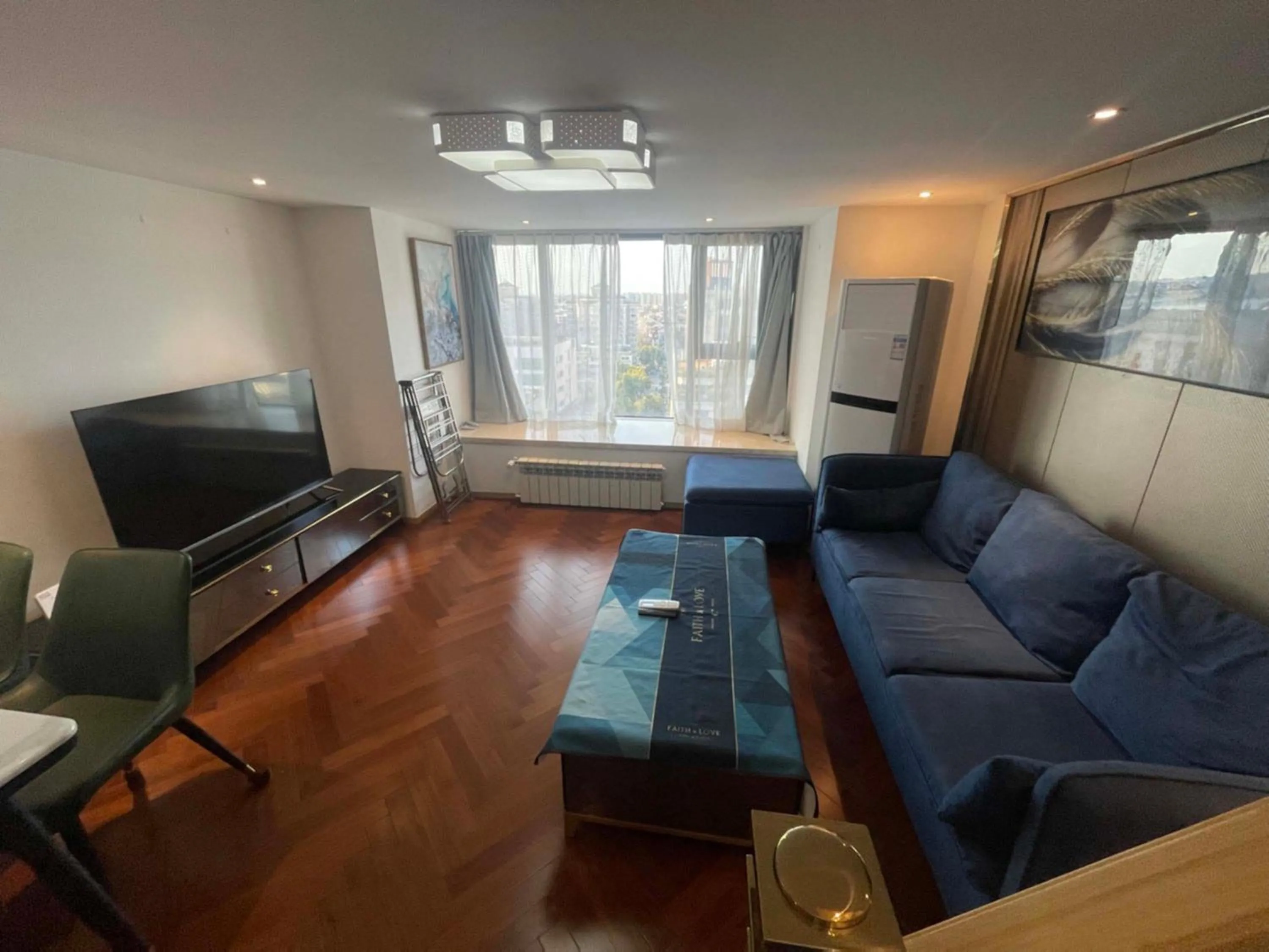 TV and multimedia in Hongqiao Aegean Sea LOFT Apartment