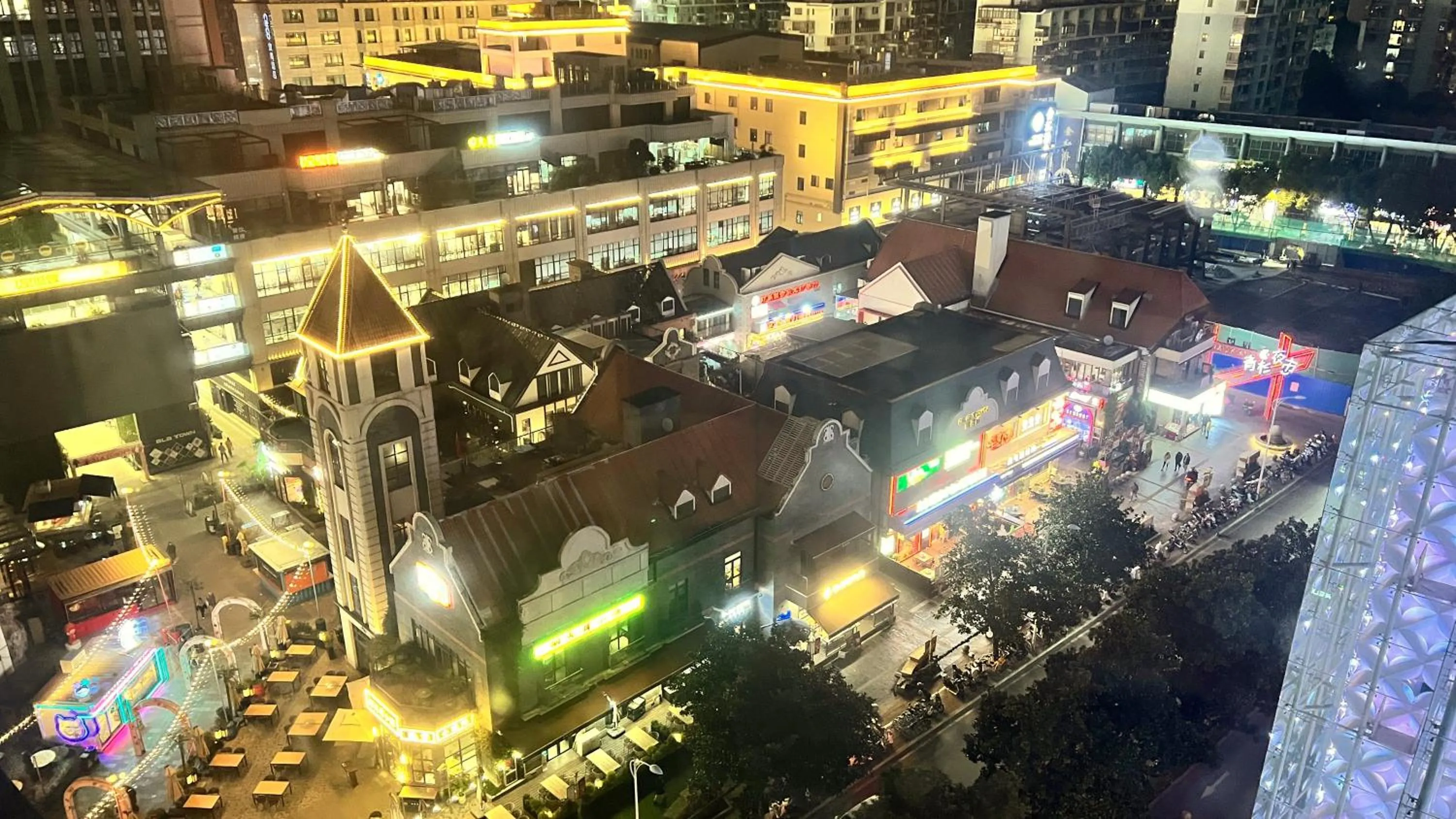 Night in Hongqiao Aegean Sea LOFT Apartment