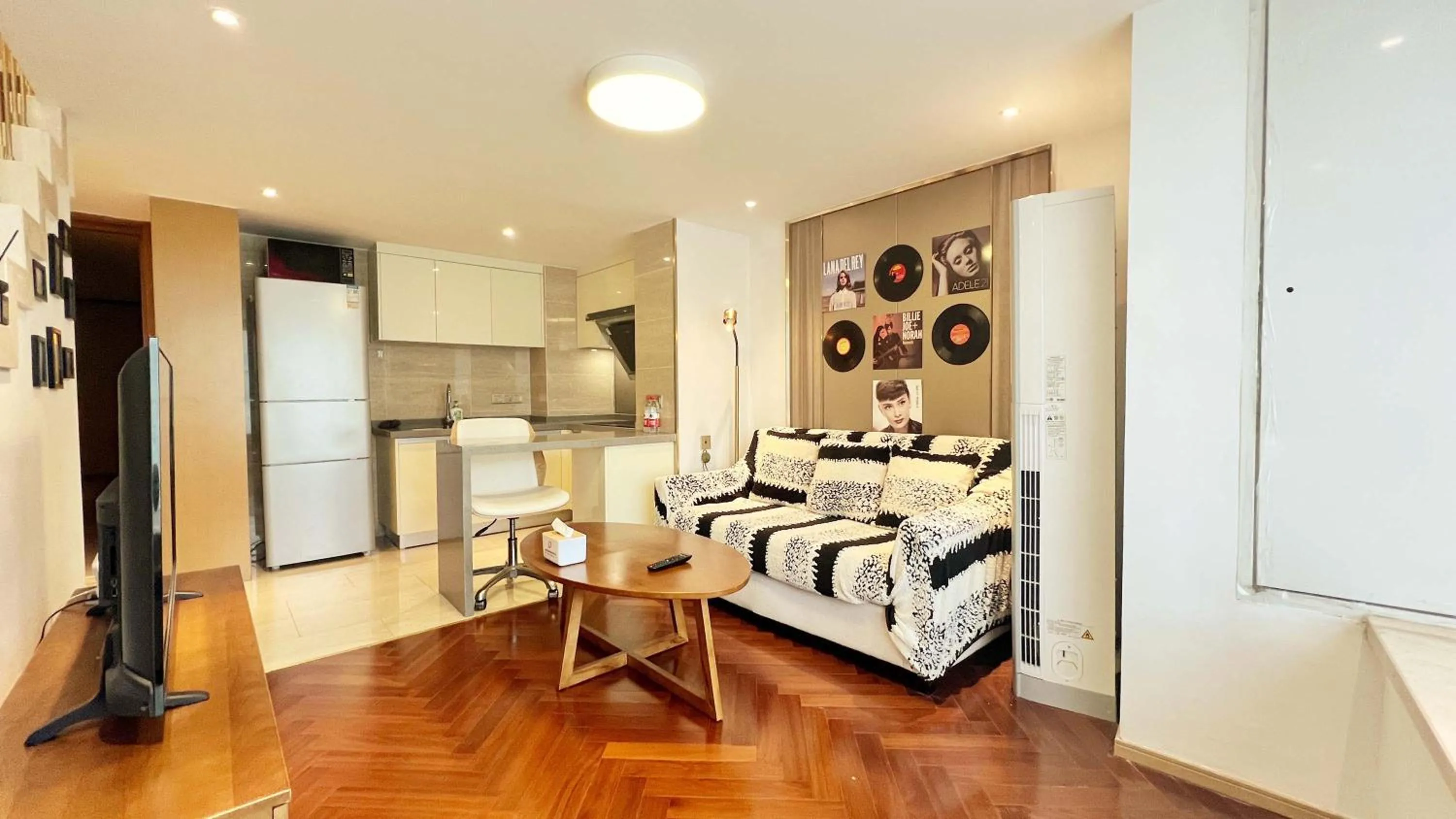 Seating area, Bed in Hongqiao Aegean Sea LOFT Apartment