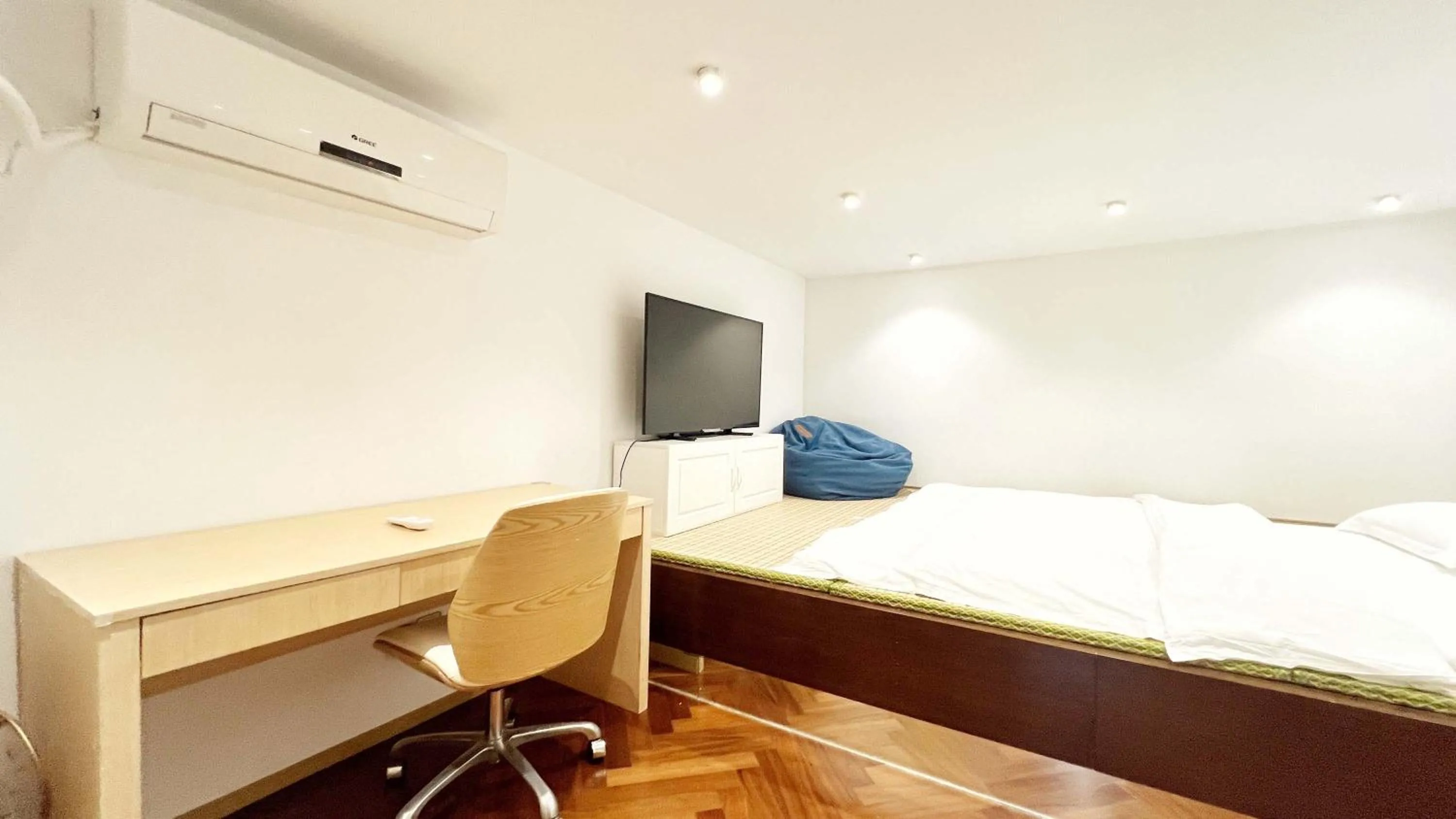 Bed in Hongqiao Aegean Sea LOFT Apartment