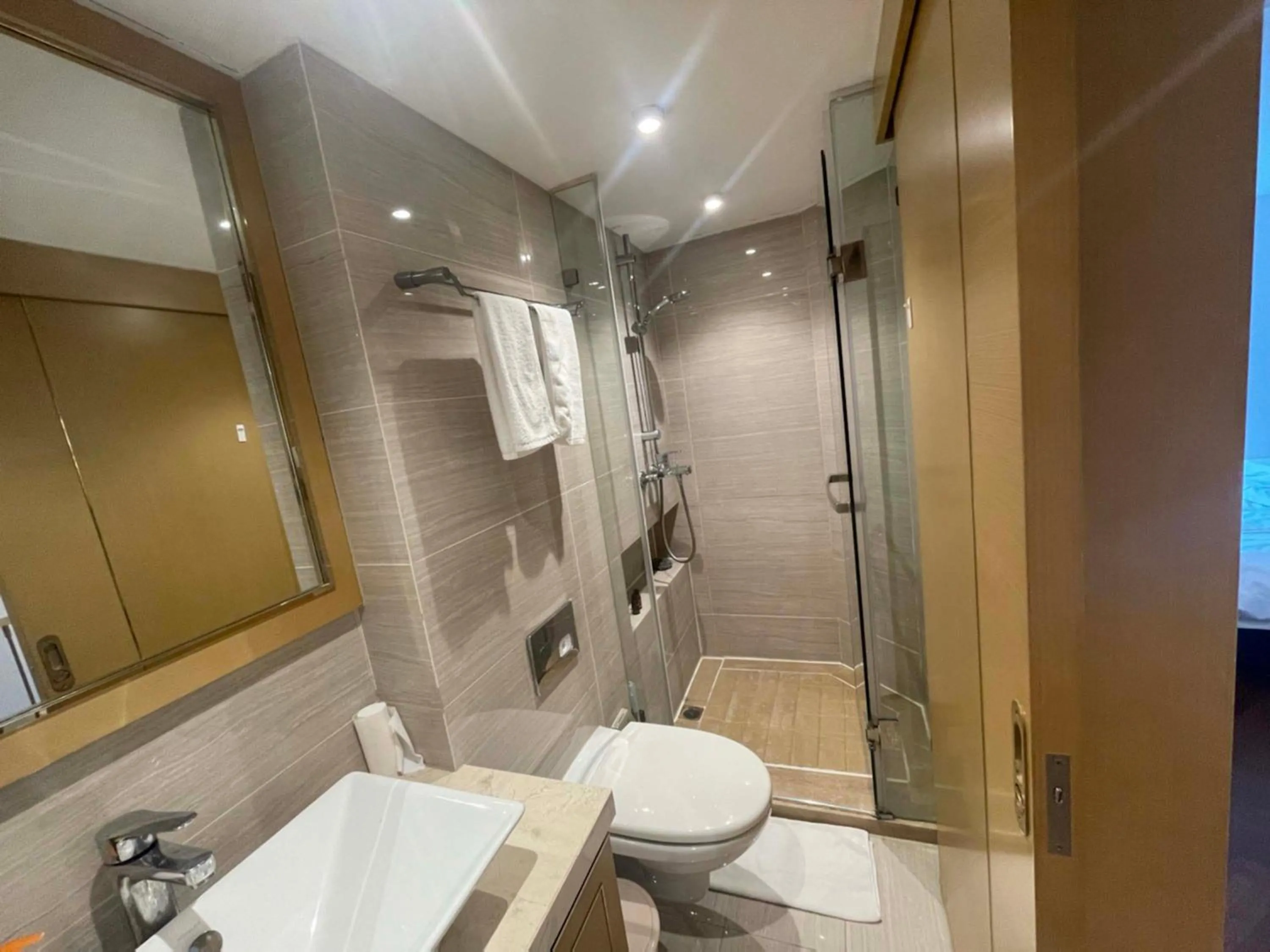 Shower in Hongqiao Aegean Sea LOFT Apartment