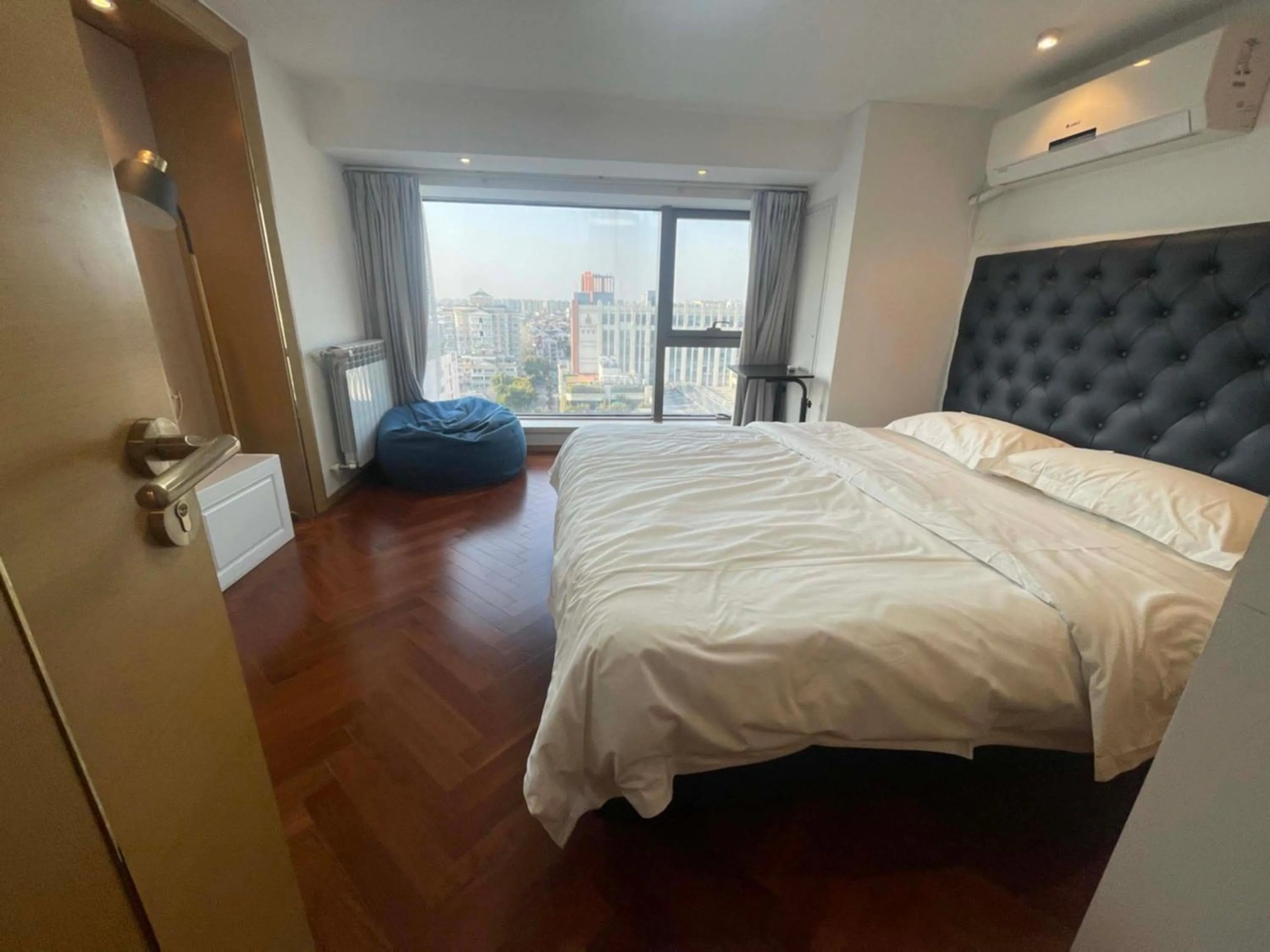 Bed in Hongqiao Aegean Sea LOFT Apartment