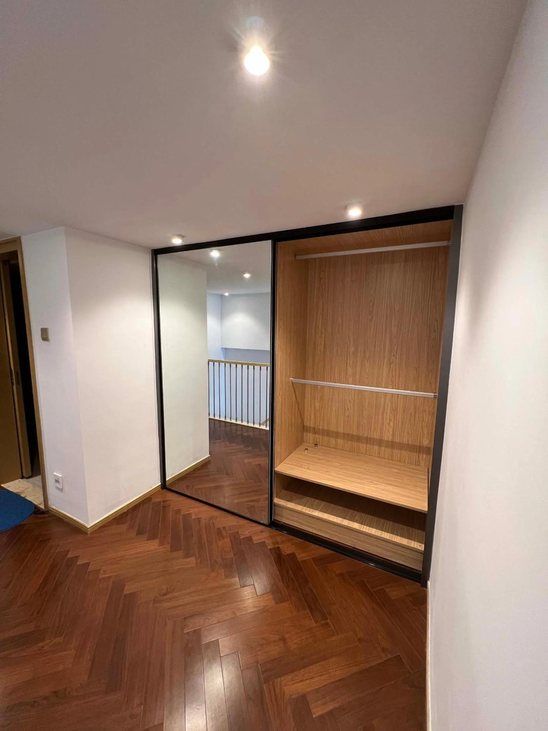 wardrobe in Hongqiao Aegean Sea LOFT Apartment