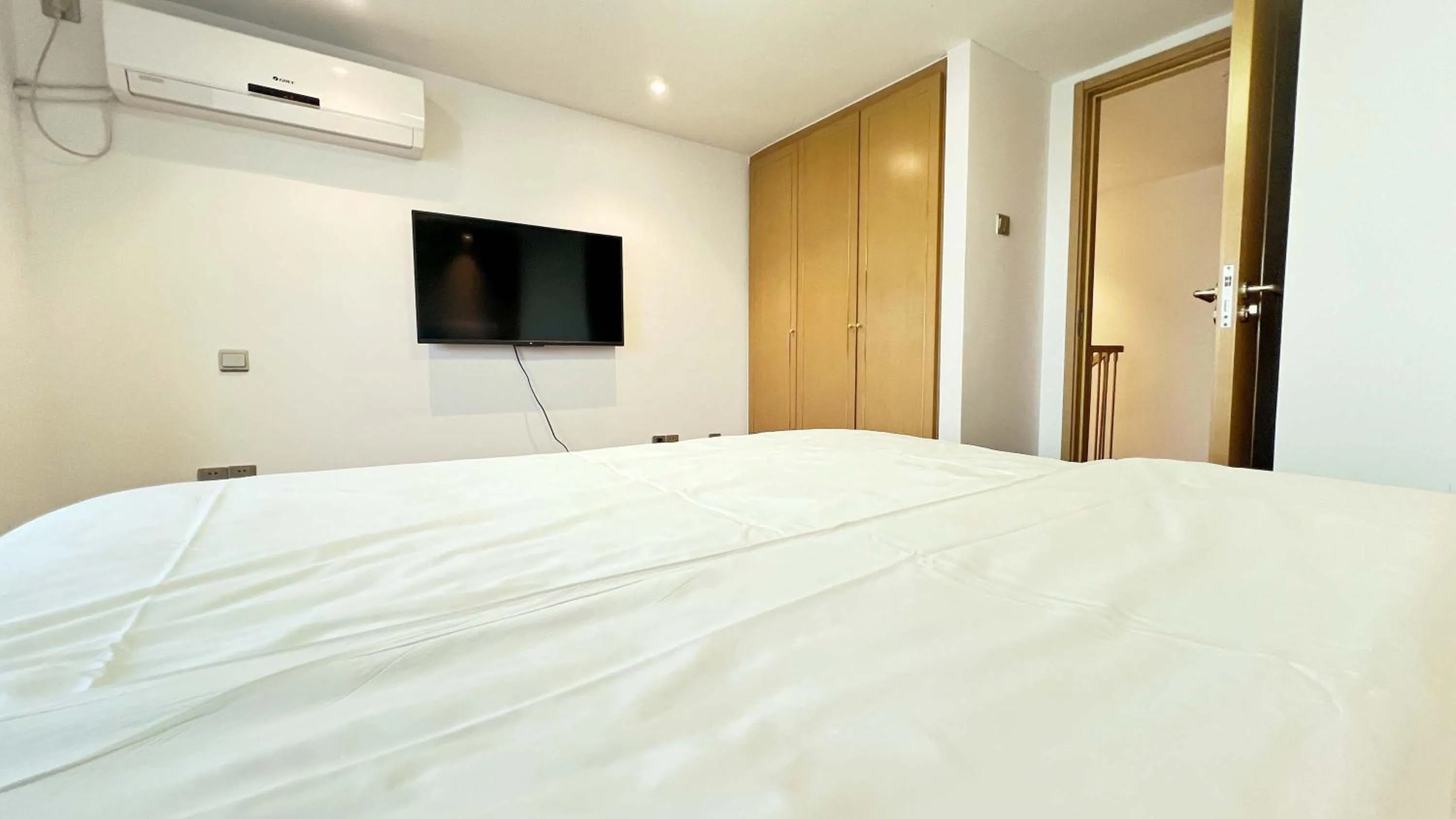 TV and multimedia, Bed in Hongqiao Aegean Sea LOFT Apartment