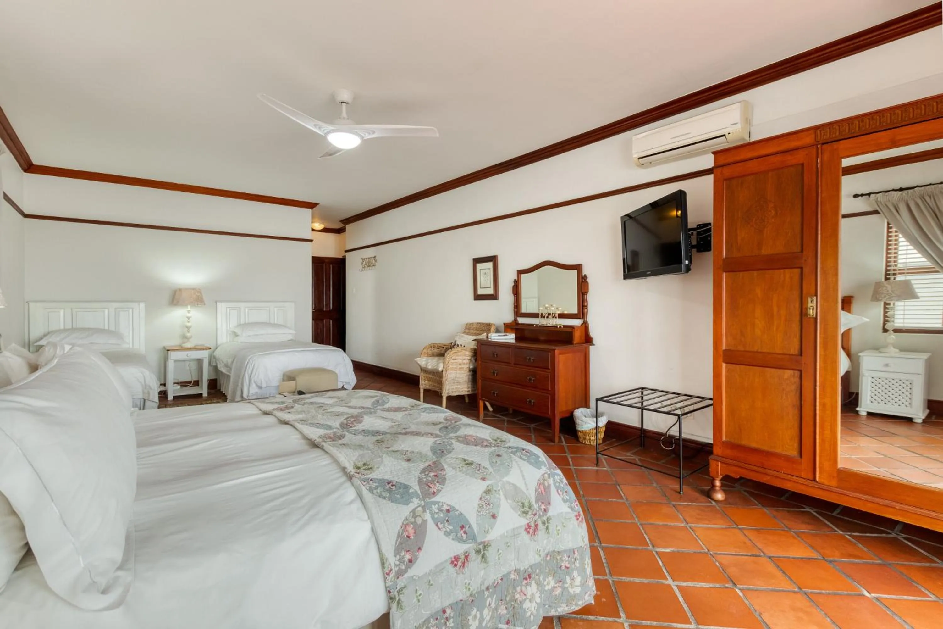 Photo of the whole room, Bed in Berg en Zee Guesthouse