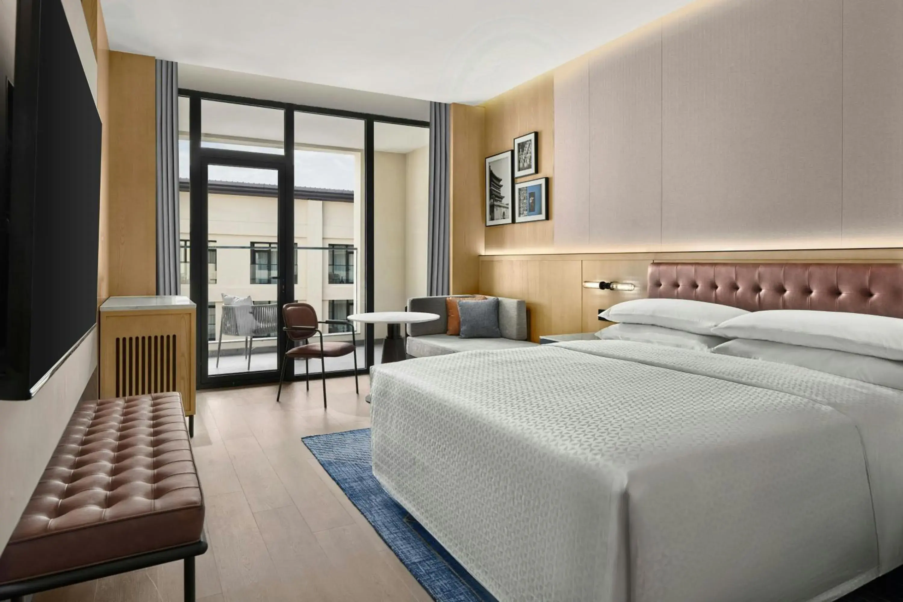 Courtyard View King Room with Atrium View in Four Points by Sheraton Xi'an Bell Tower Courtyard View King Room with Atrium View in Four Points by Sheraton Xi'an Bell Tower