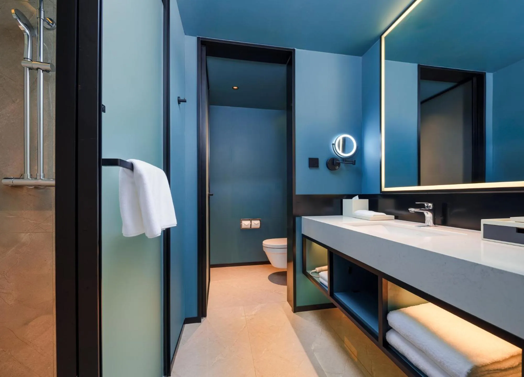 Bathroom, Bed in Novotel Kunming Yunjin