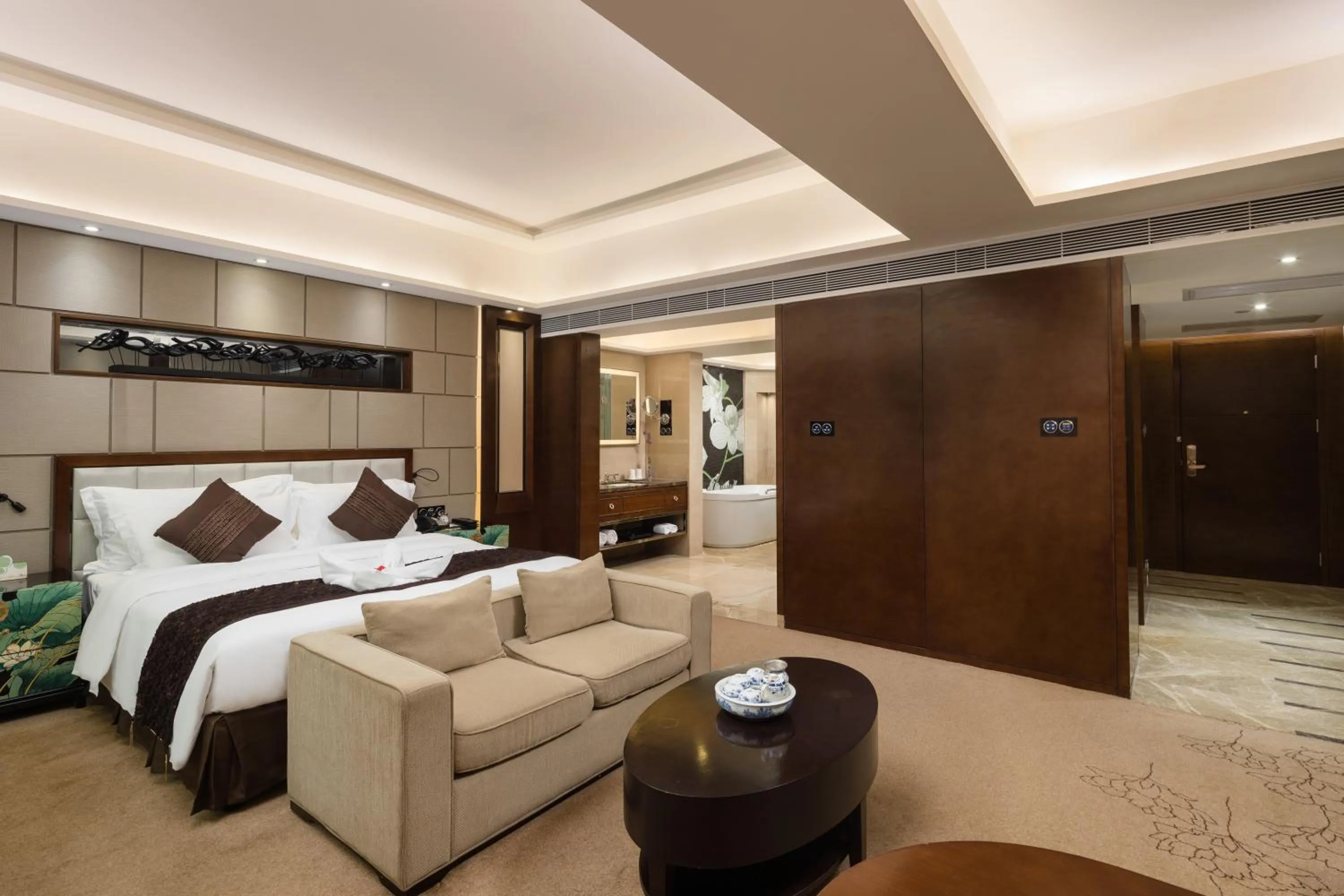 Bedroom, Bed in Maoming International Hotel