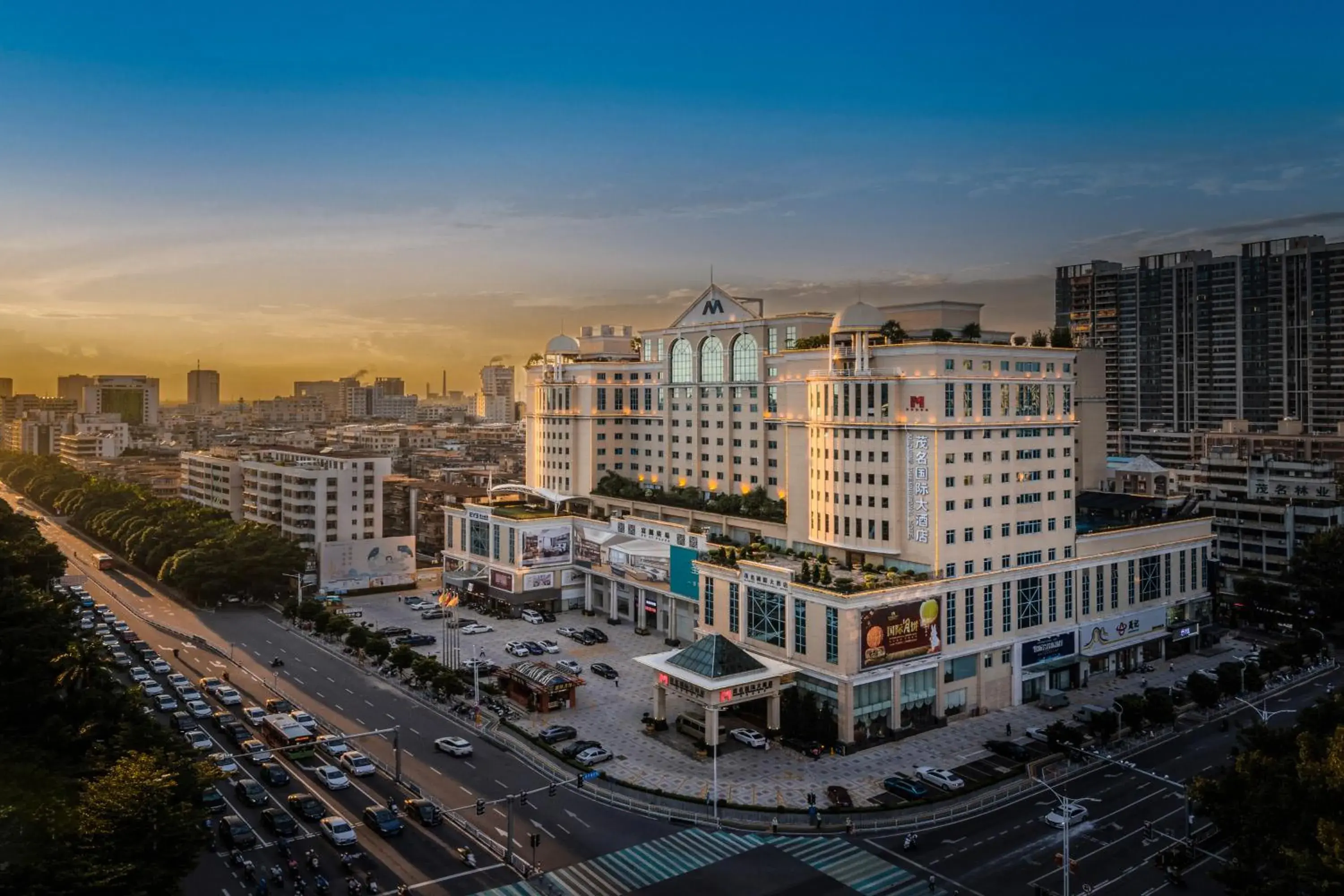 Property building in Maoming International Hotel Property building in Maoming International Hotel