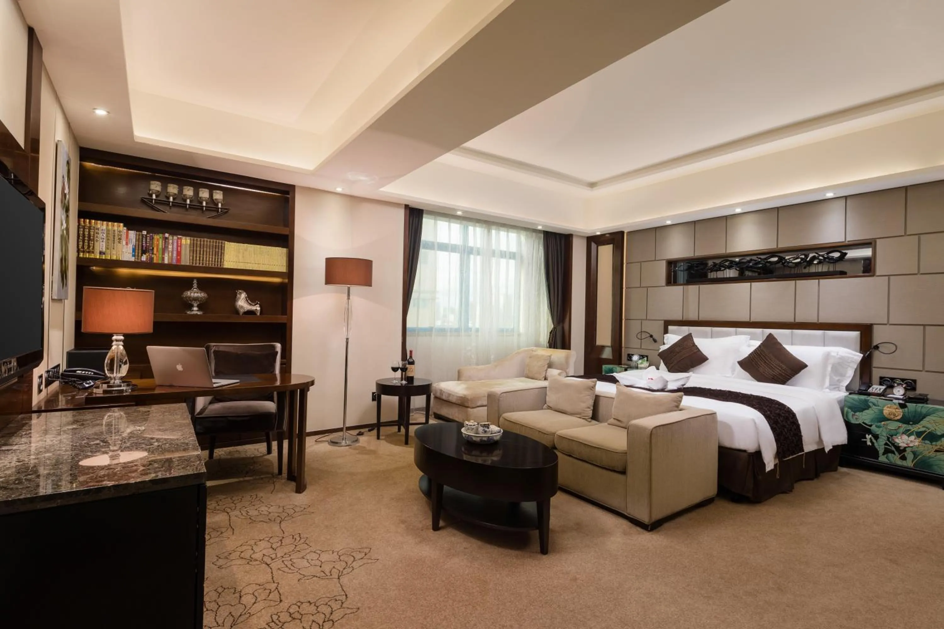 Bedroom, Bed in Maoming International Hotel