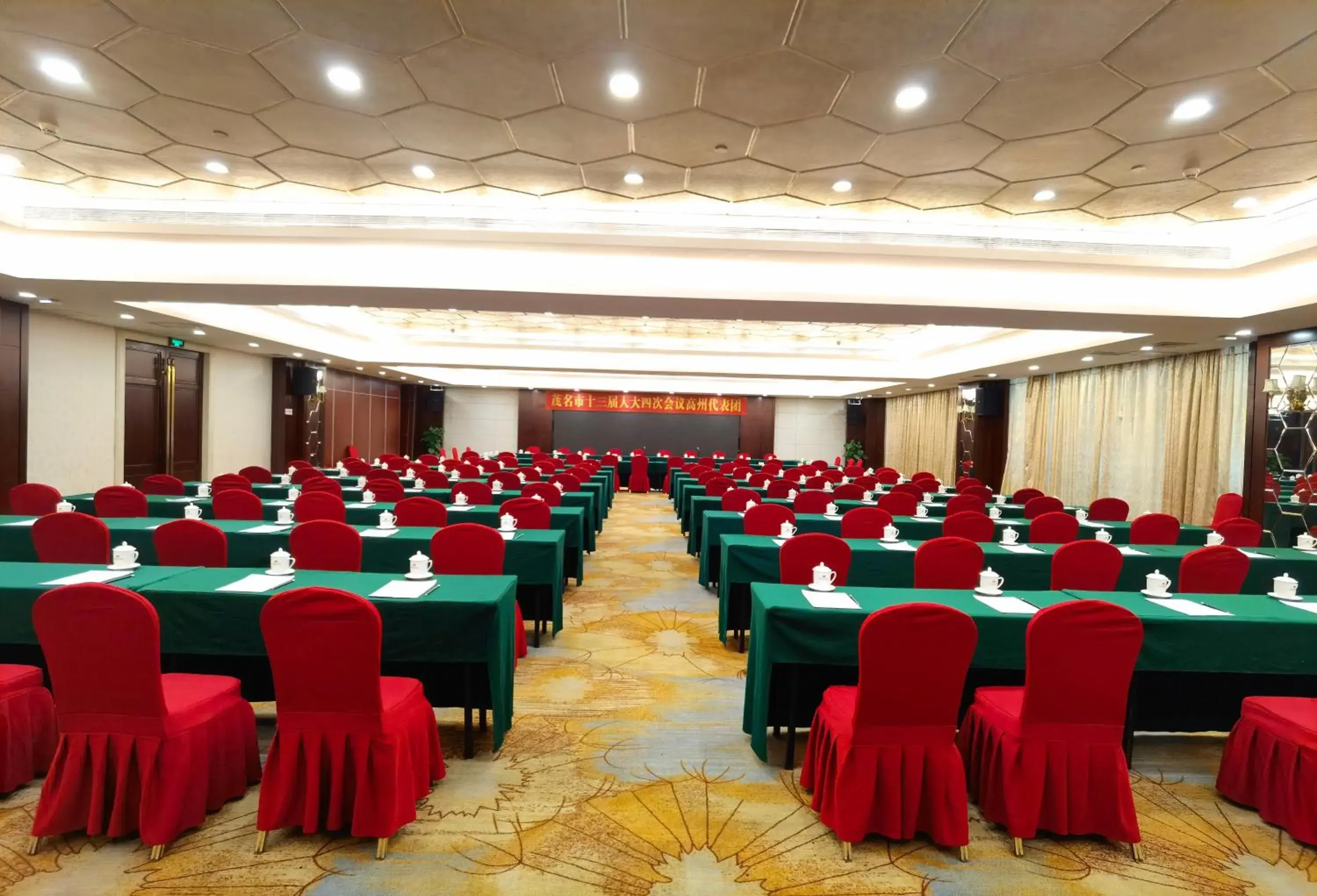 Meeting/conference room in Maoming International Hotel Meeting/conference room in Maoming International Hotel