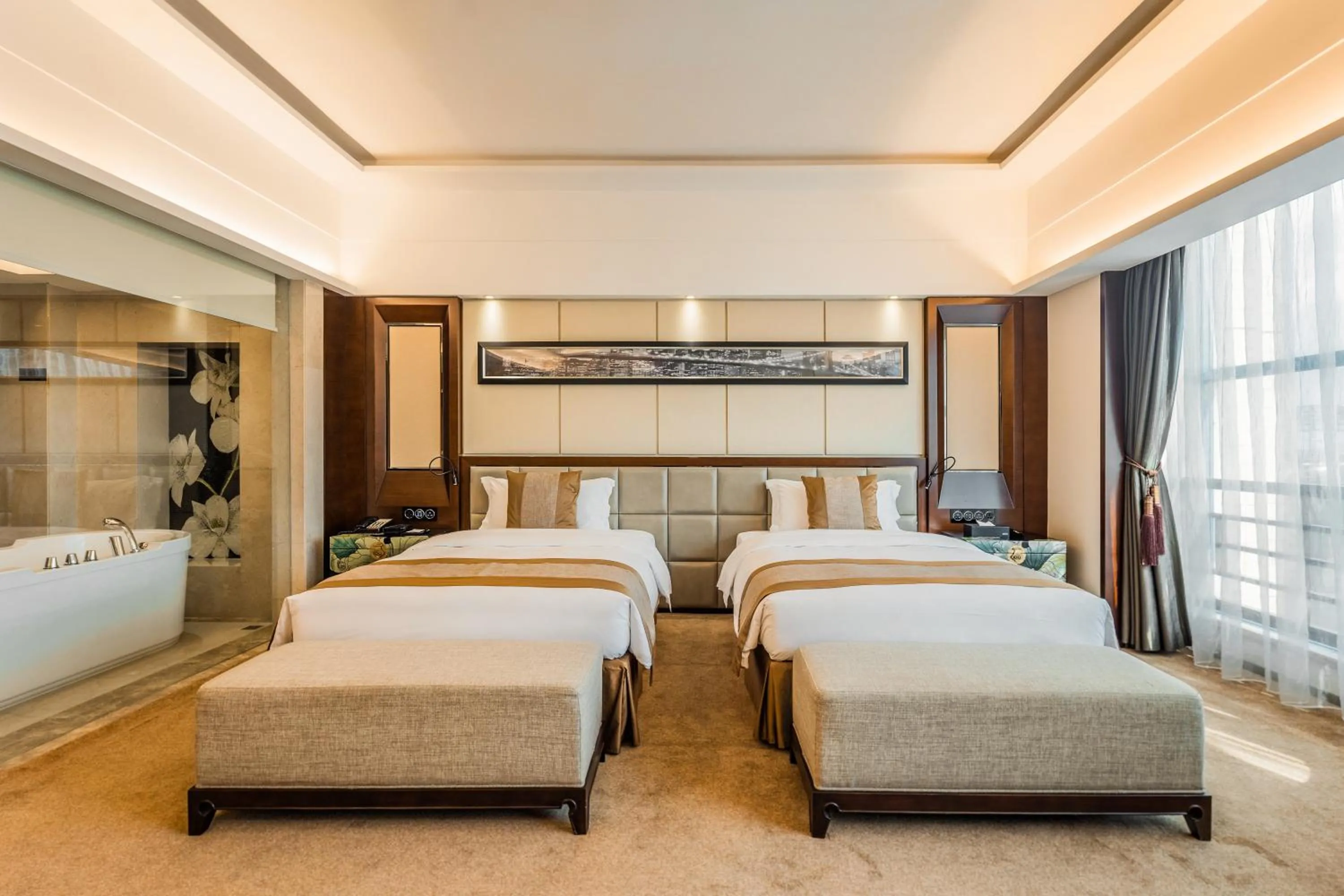 Bedroom, Bed in Maoming International Hotel