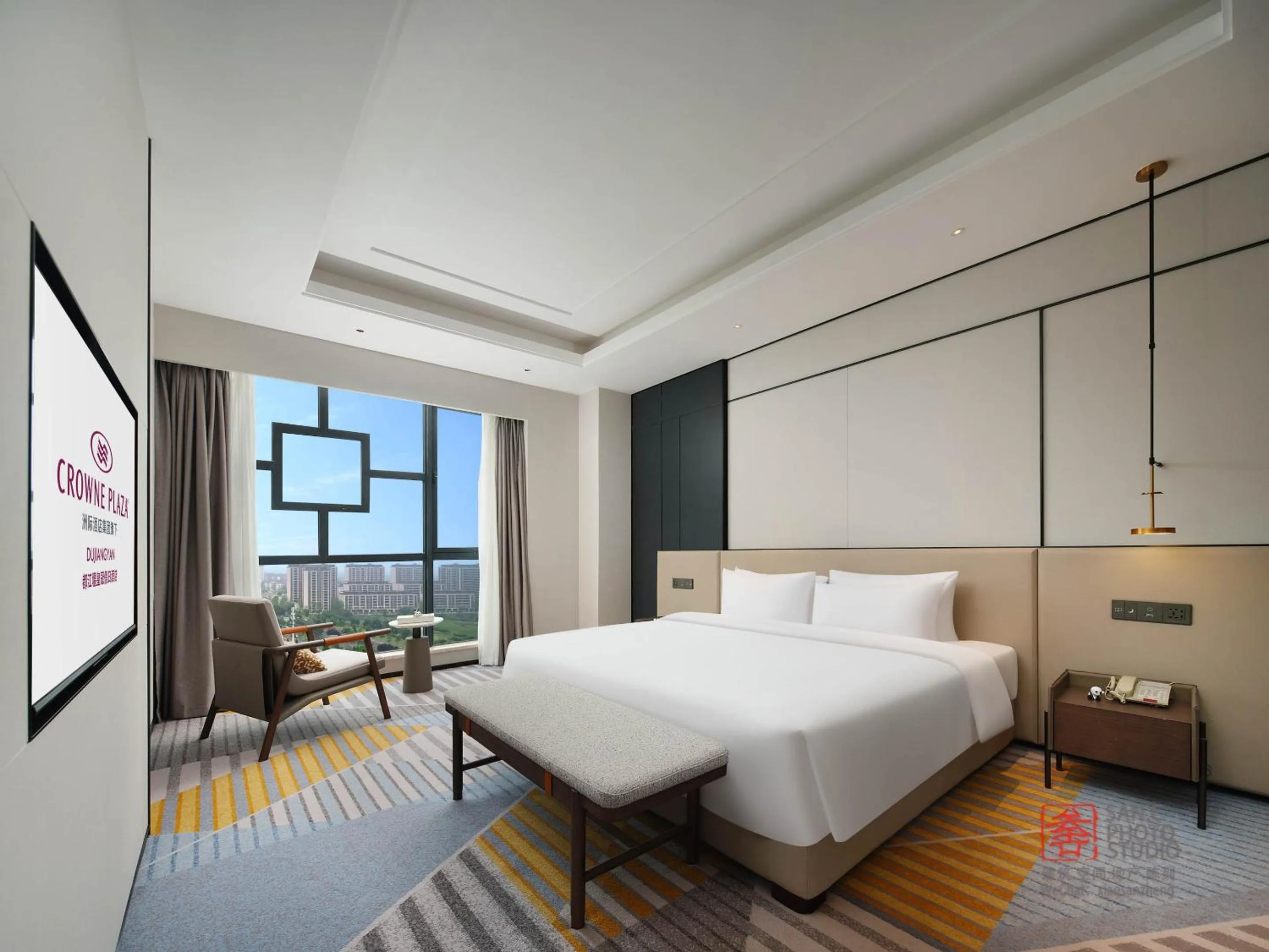 Bedroom, Bed in Crowne Plaza Dujiangyan by IHG