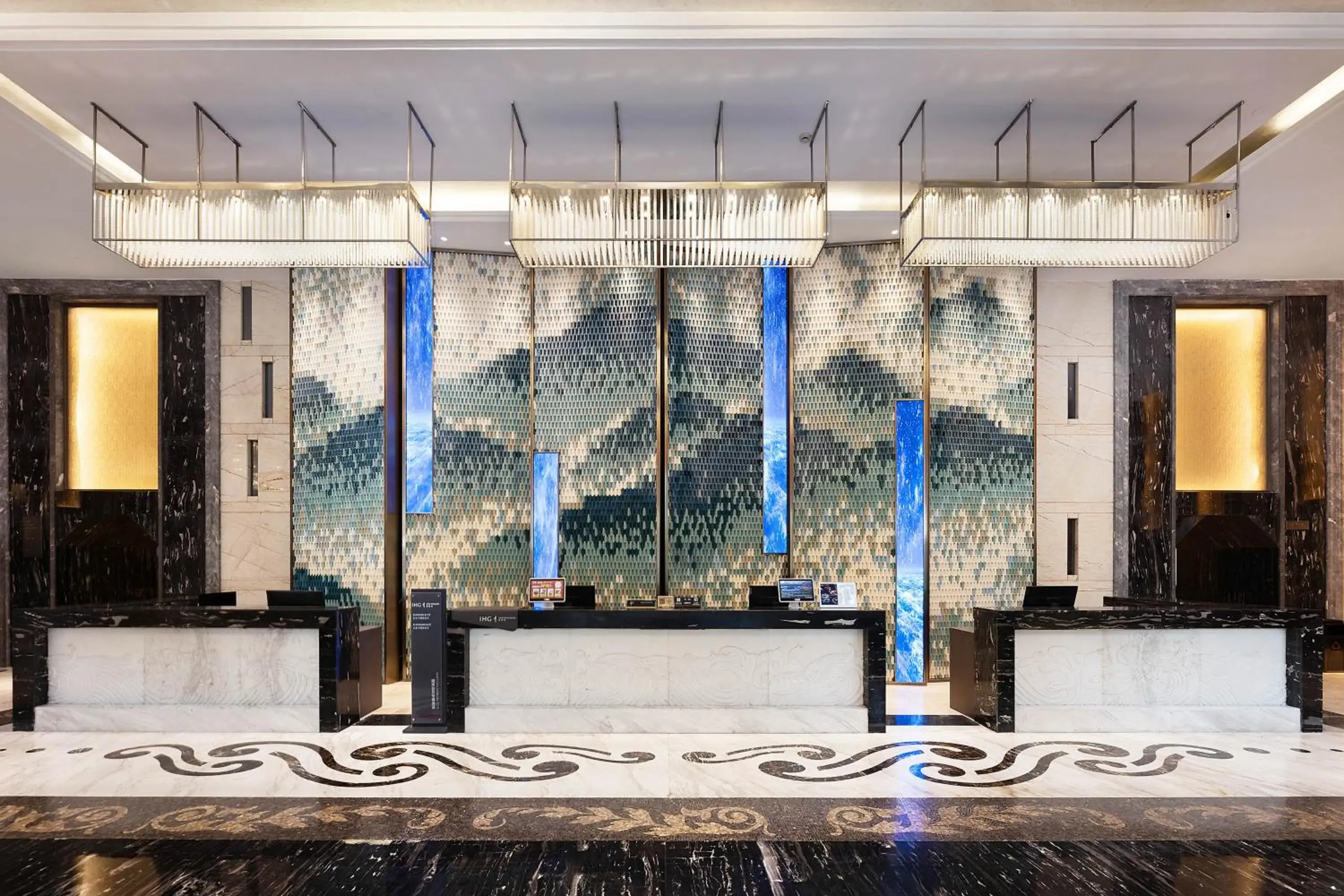 Lobby or reception in Crowne Plaza Dujiangyan by IHG Lobby or reception in Crowne Plaza Dujiangyan by IHG