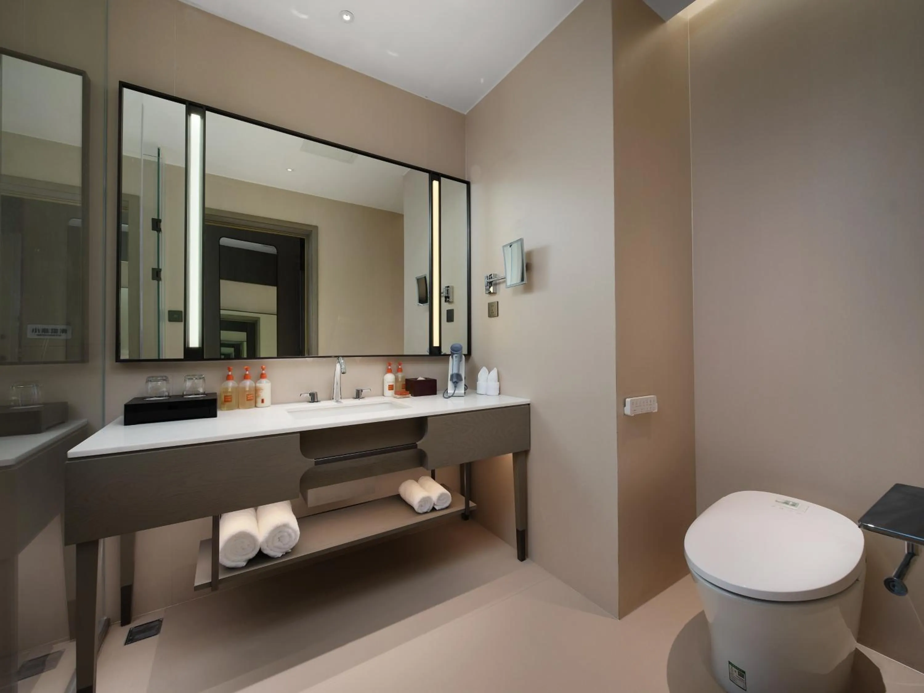 Toilet in Crowne Plaza Dujiangyan by IHG