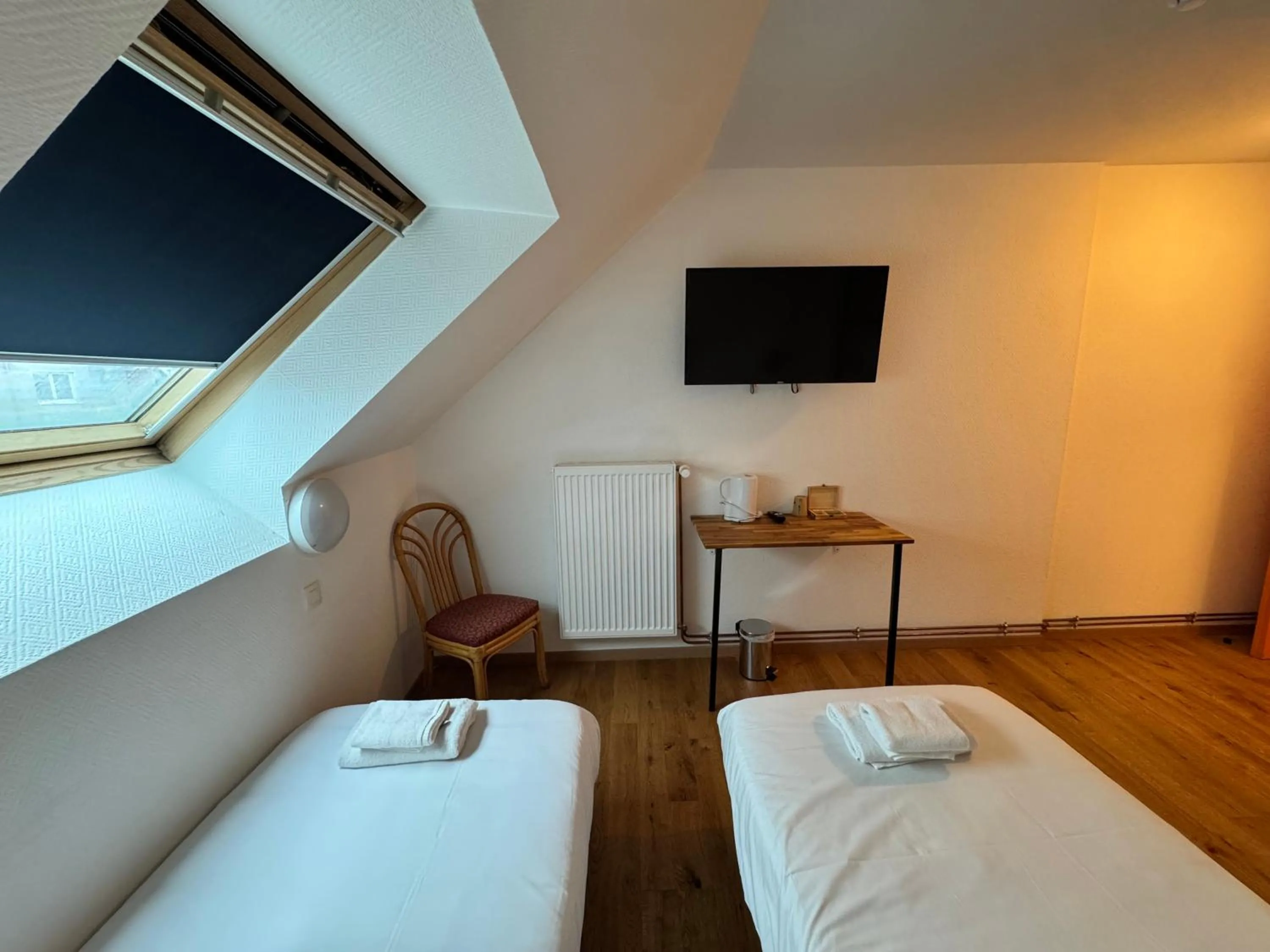 TV and multimedia, Bed in Hôtel Arc-en-Ciel